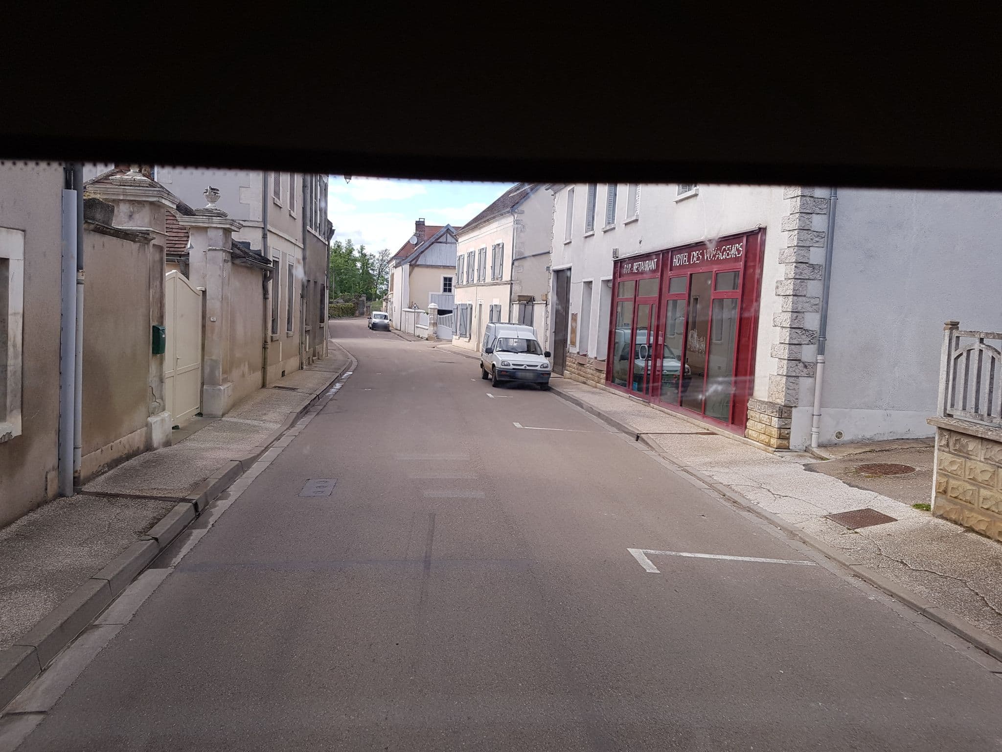 Street view near Hôtel des Voyageurs, Ligny-le-Châtel — © bernardvoyageur (CC BY-SA · Mapillary)