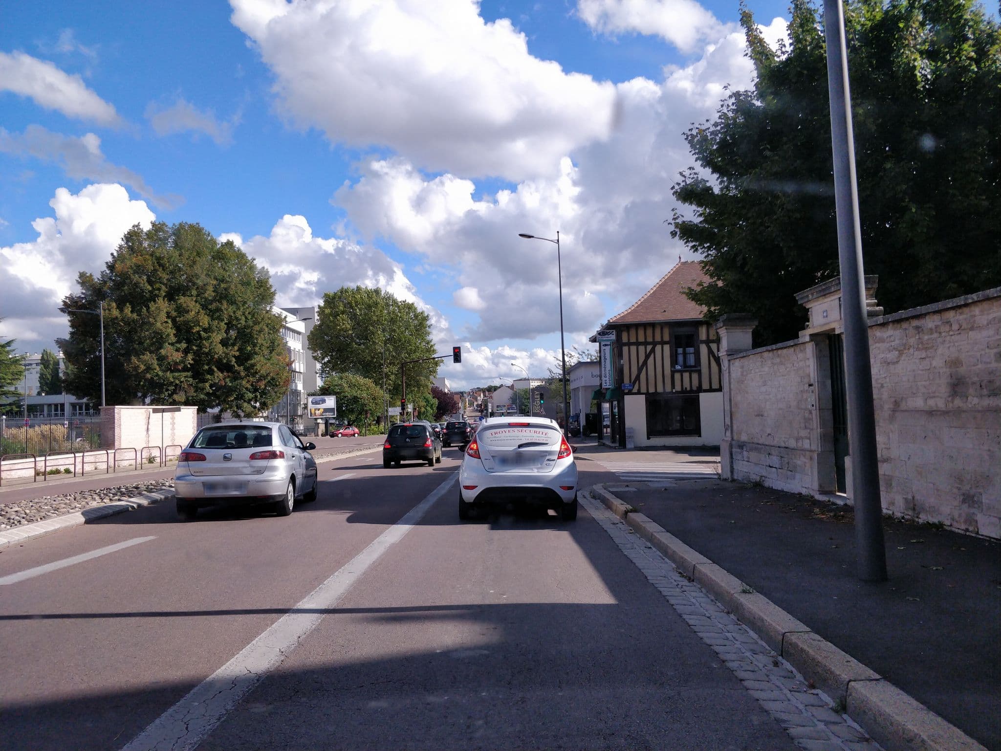 Street view near La Tour Boileau, Saint-André-les-Vergers — © zouzou (CC BY-SA · Mapillary)