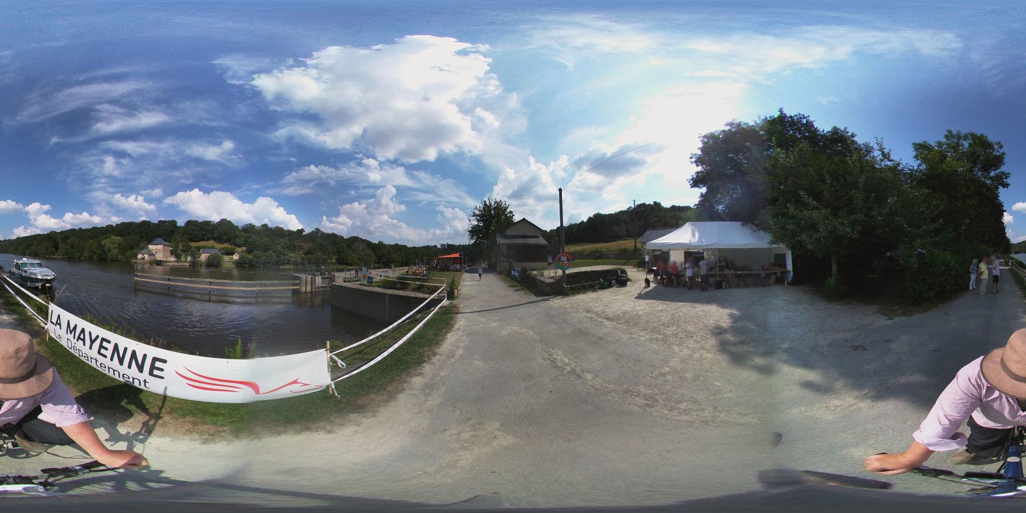 Street view near Cabanes municipales, Entrammes — © geovelo (CC BY-SA · Mapillary)