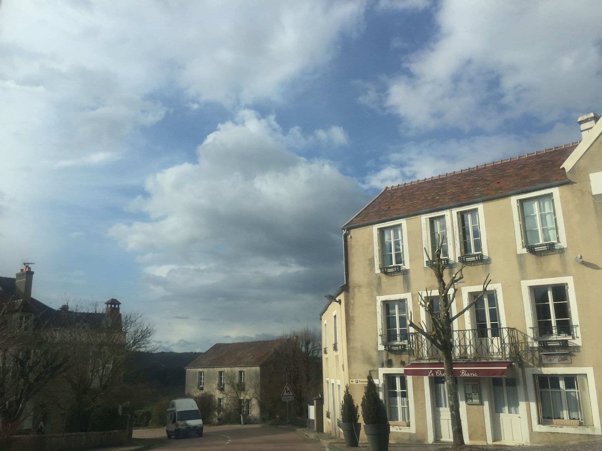Street view near Le Cheval Blanc, Avallon — © thepriben (CC BY-SA · Mapillary)