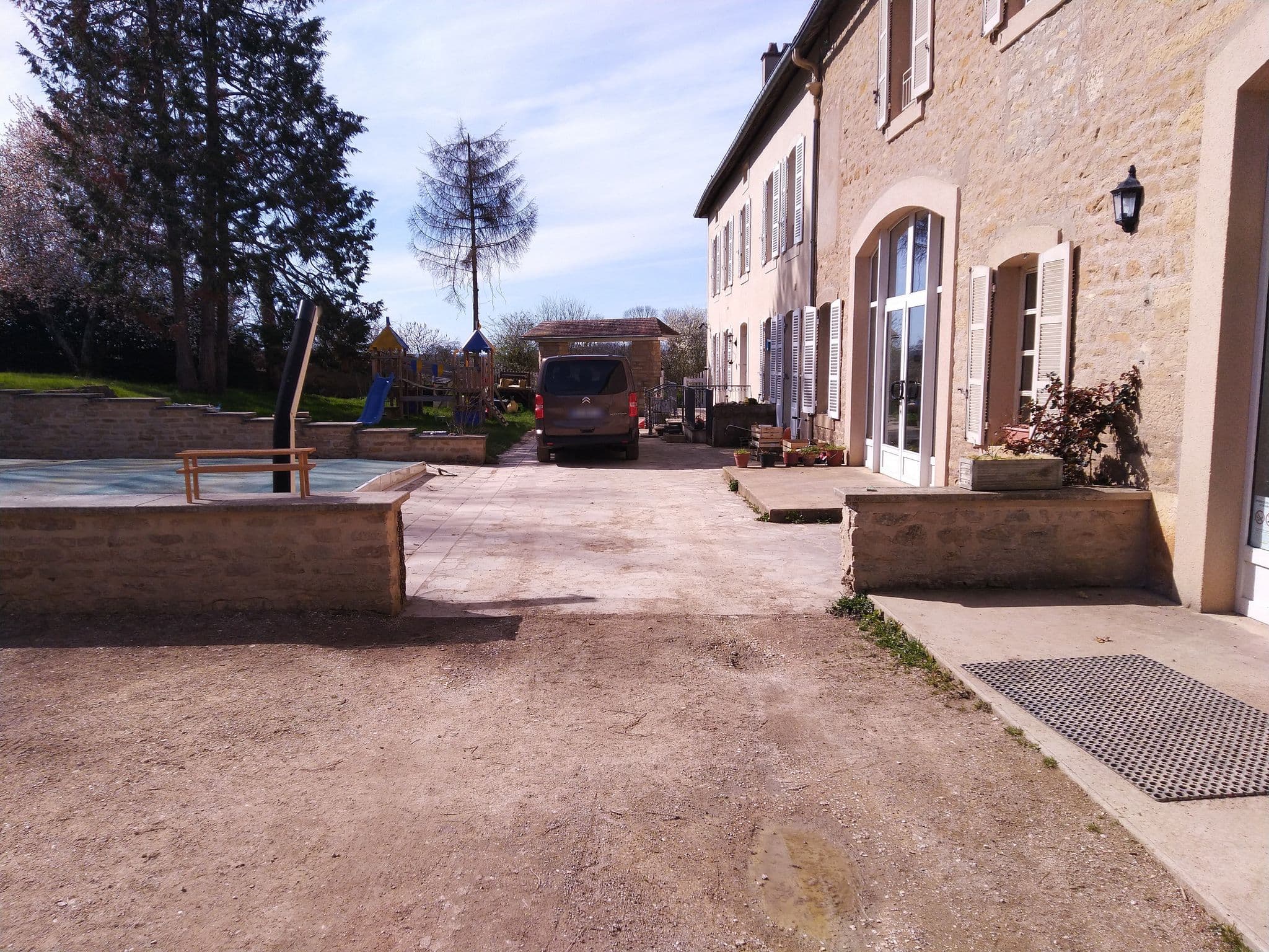 Street view near Domaine de Saint Jean, Avallon — © plumf (CC BY-SA · Mapillary)