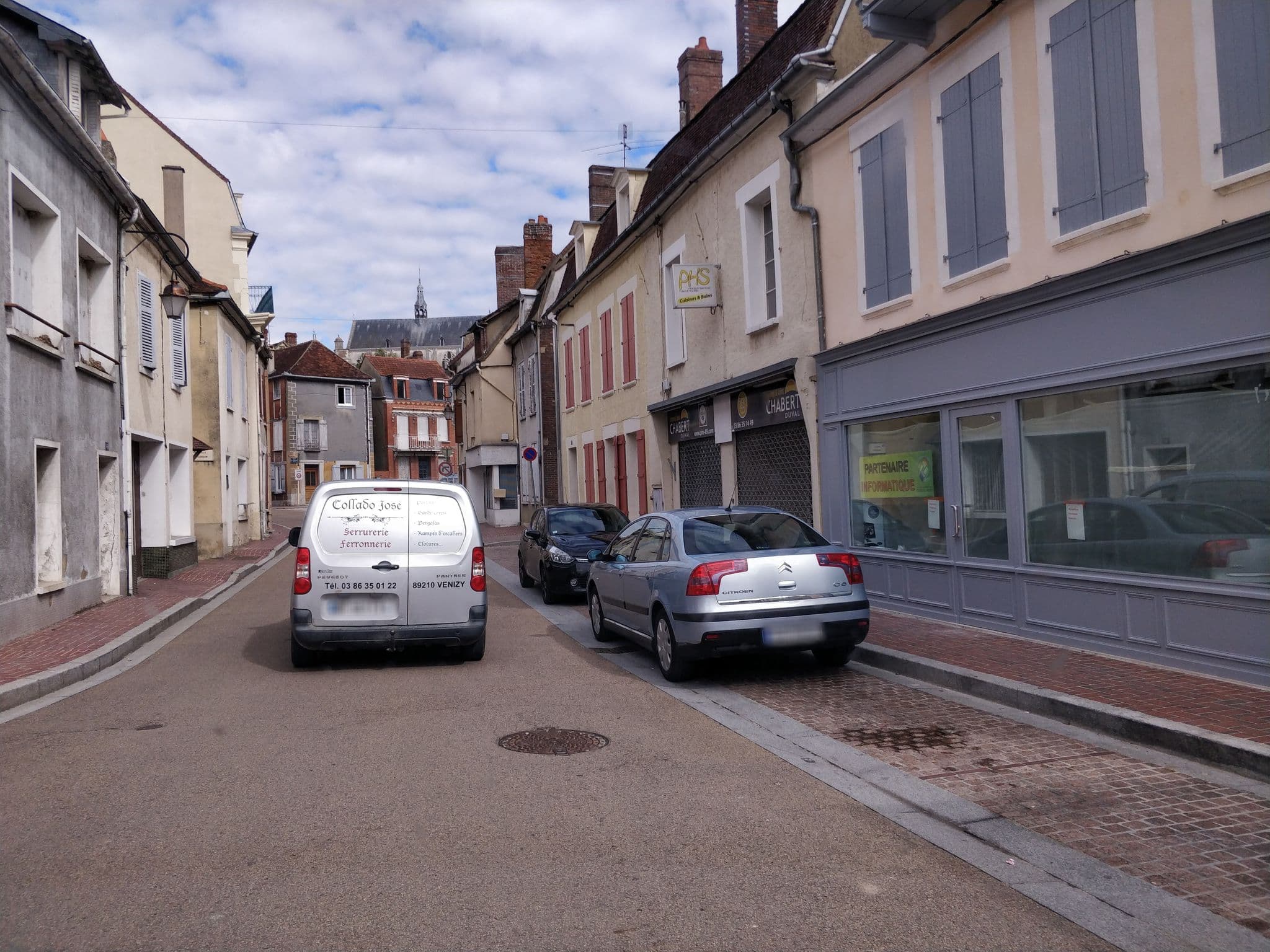 Street view near Relais Saint Vincent, Saint-Florentin — © zouzou (CC BY-SA · Mapillary)