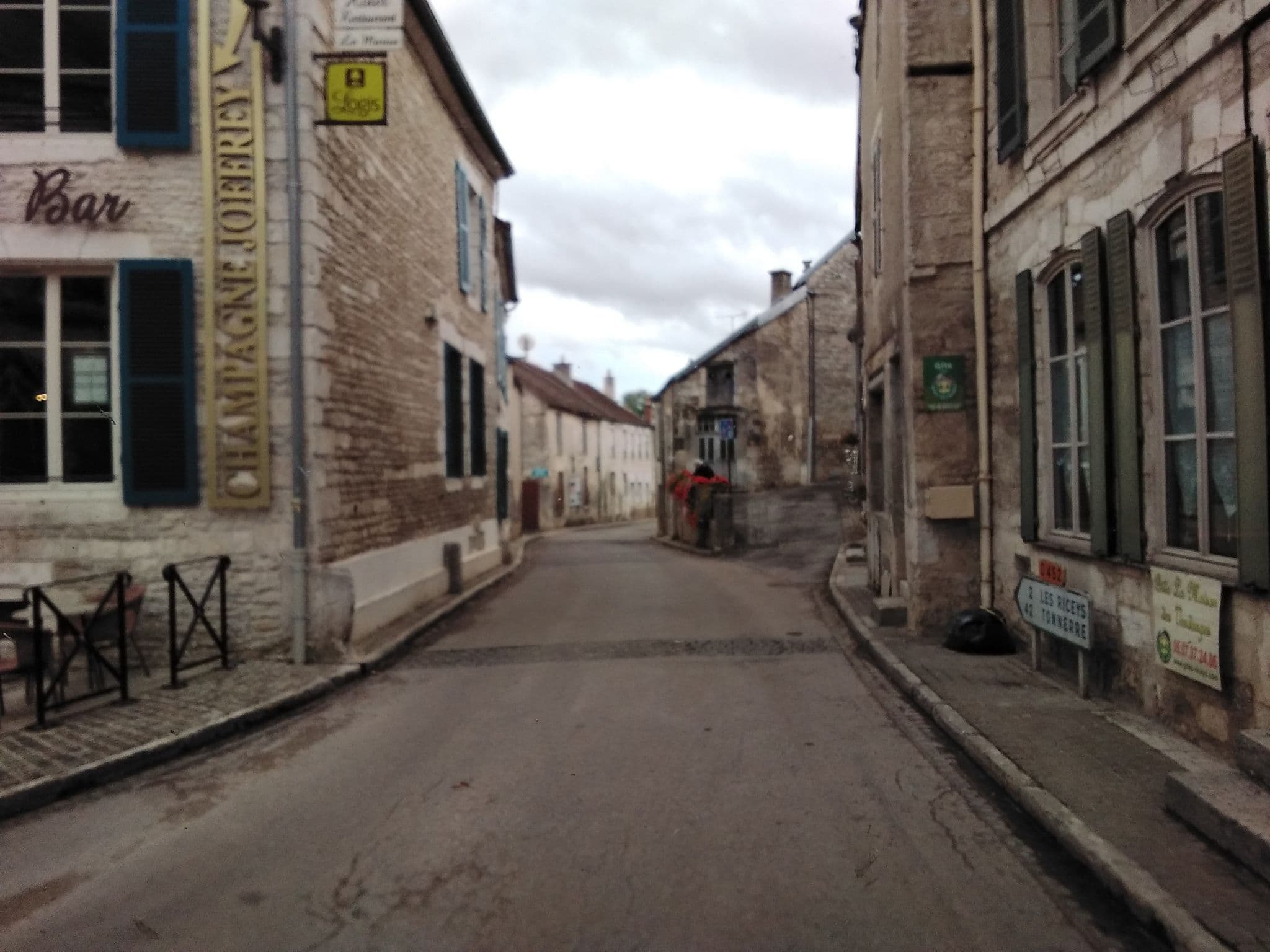 Street view near Le Marius Hotel Les Riceys, Les Riceys — © mprins (CC BY-SA · Mapillary)