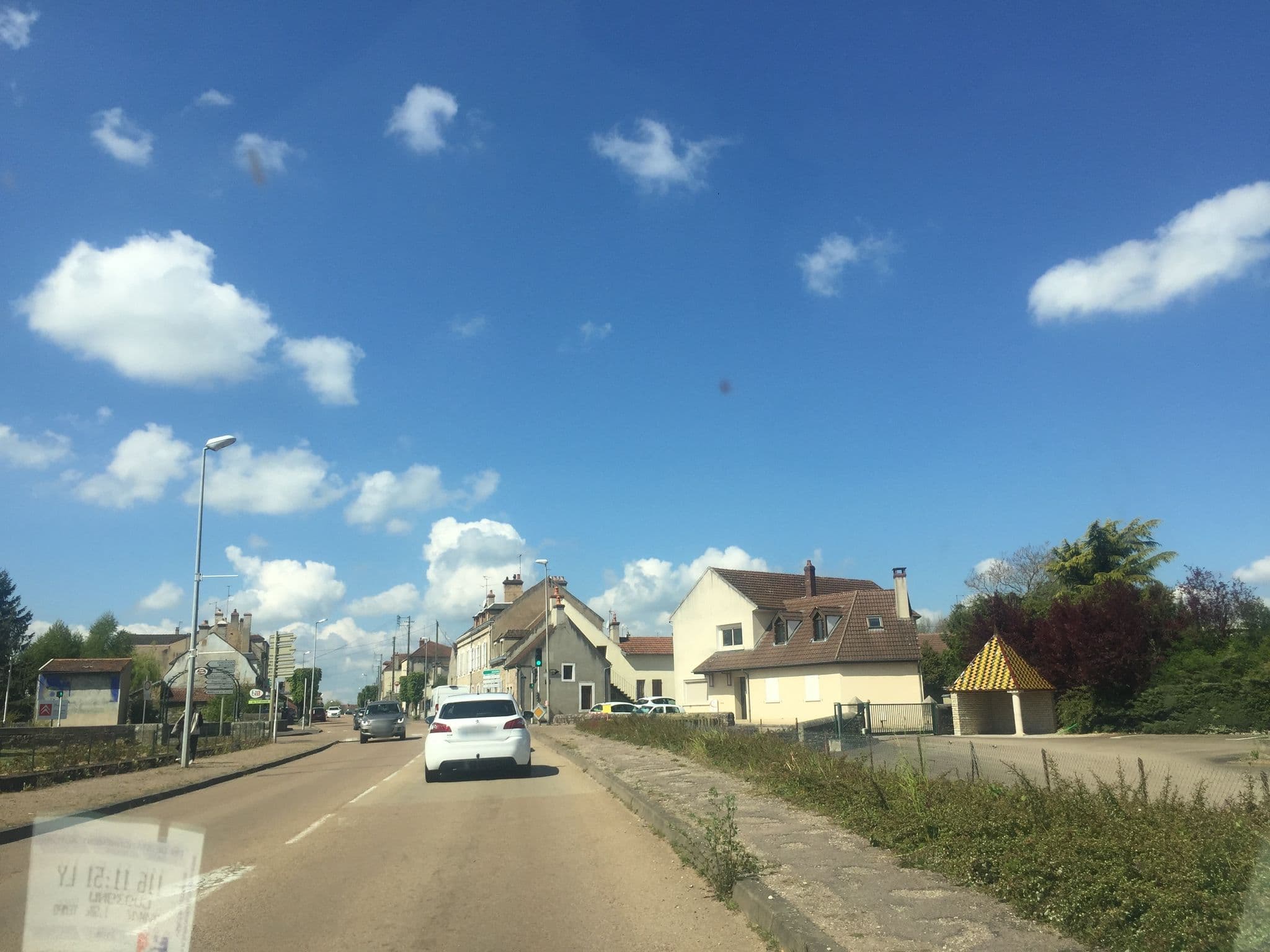 Street view near Arcantis Dak Hotel Avallon, Avallon — © thepriben (CC BY-SA · Mapillary)