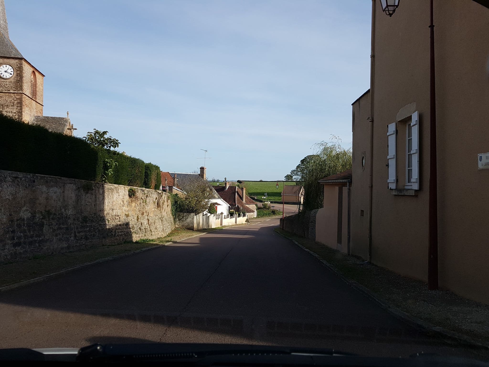 Street view near Banque de France, Avallon — © fgouget (CC BY-SA · Mapillary)