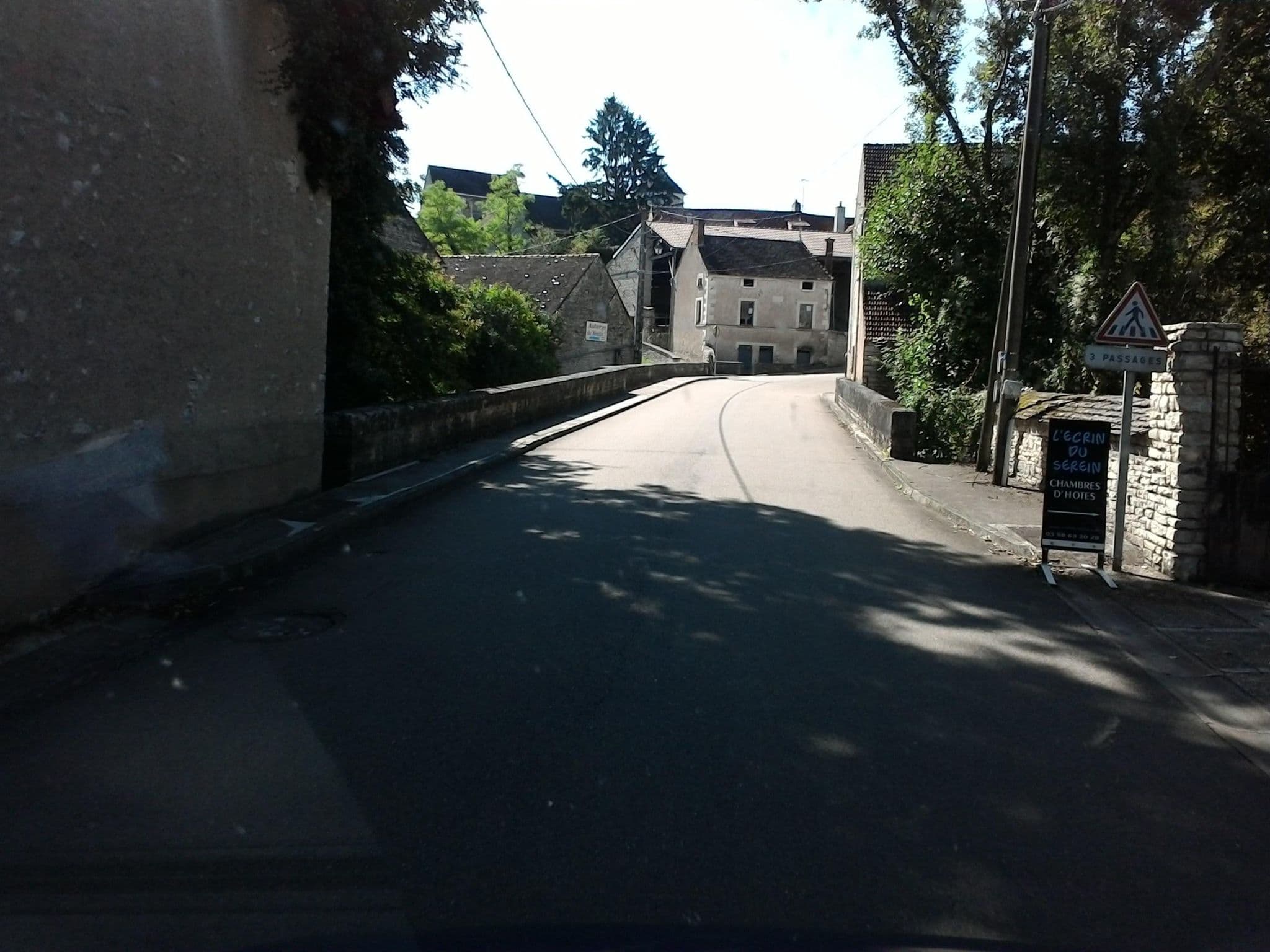 Street view near Descamps Edward, Chablis — © mprins (CC BY-SA · Mapillary)