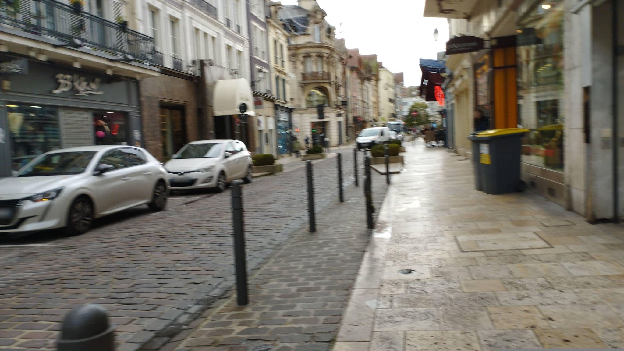 Street view near Le Plein Centre, Troyes — © kritic (CC BY-SA · Mapillary)