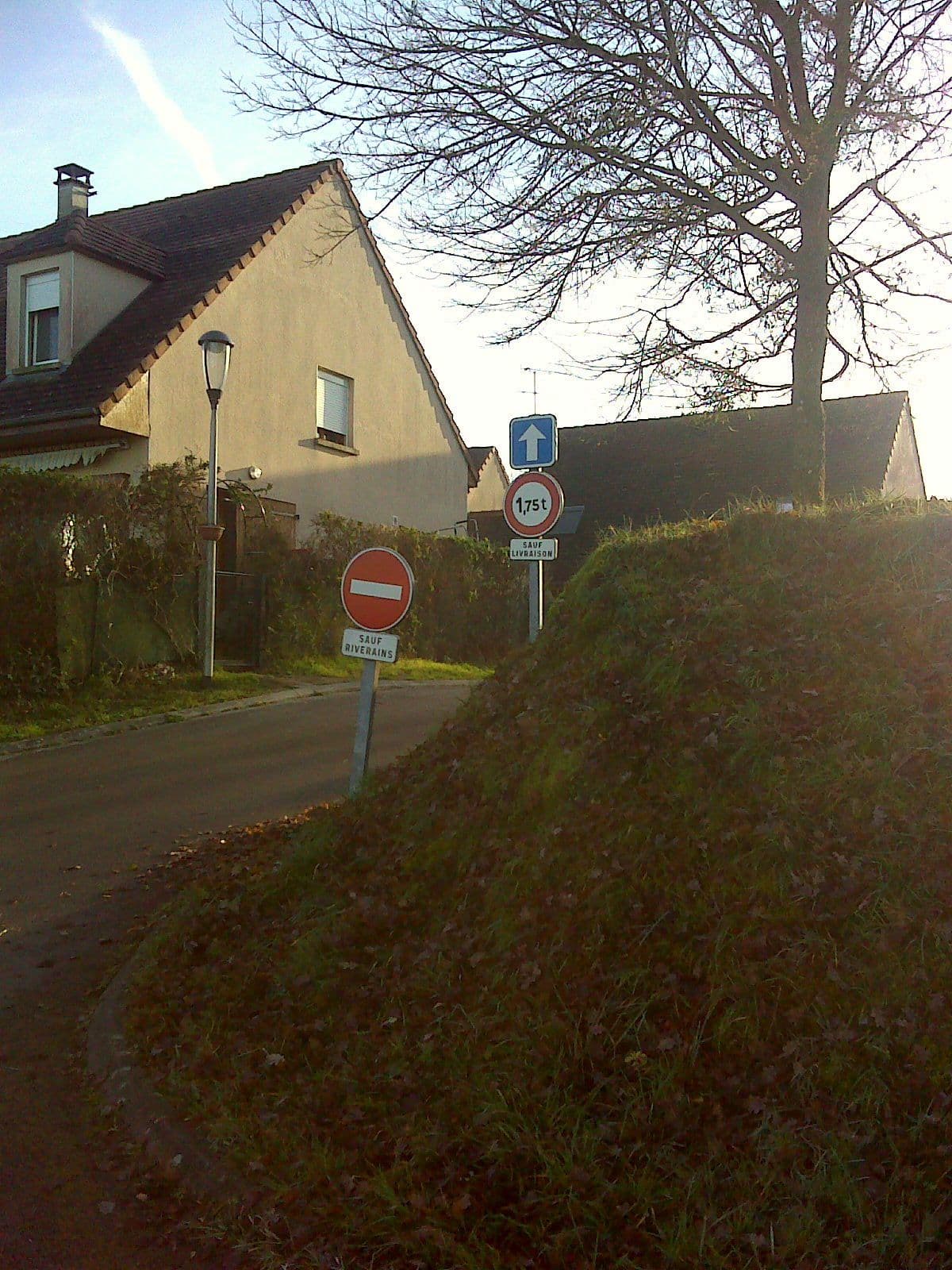Street view near Le Port Mesnil, Lusigny-sur-Barse — © bernardvoyageur (CC BY-SA · Mapillary)