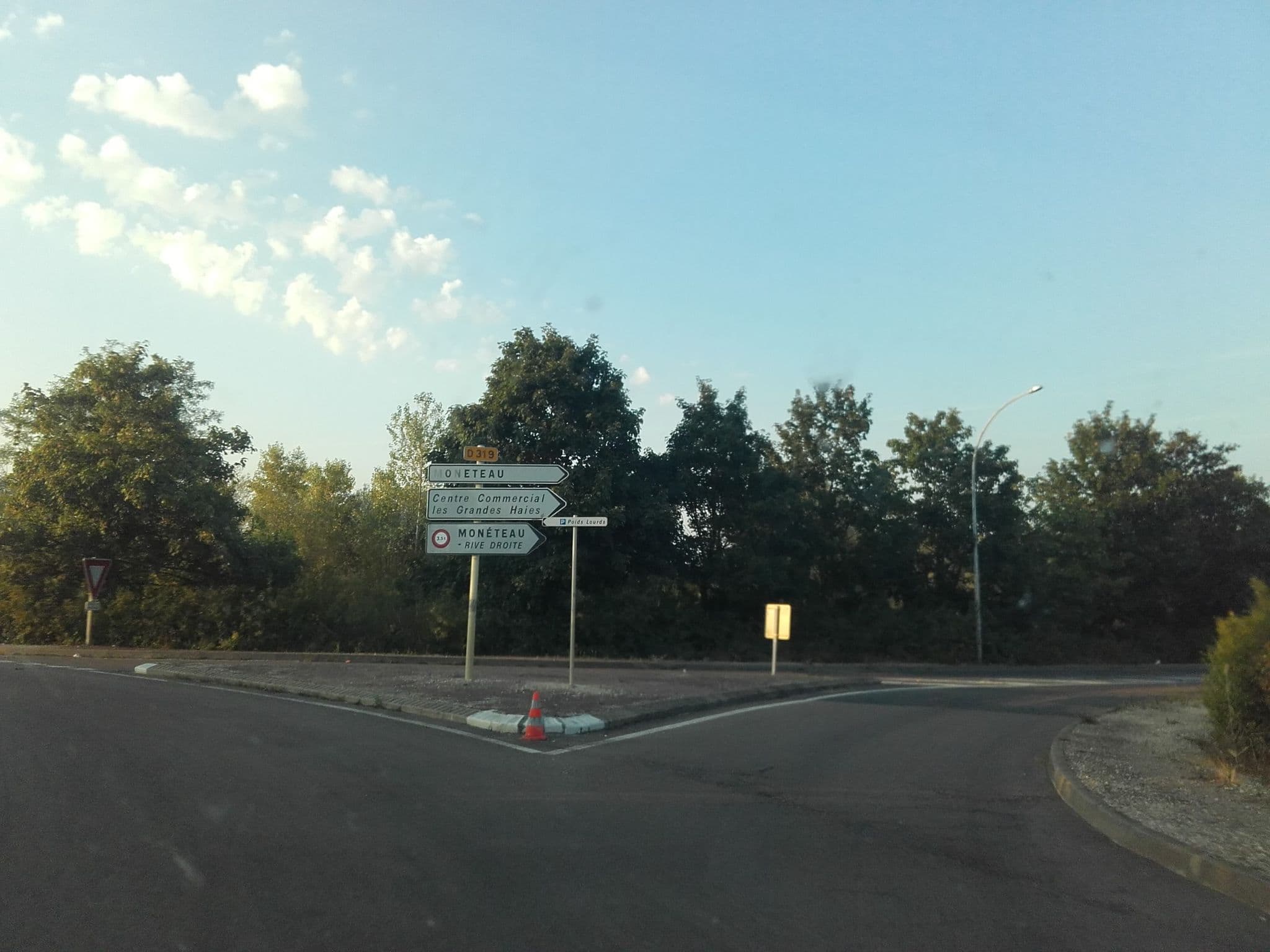 Street view near Mister Bed Hotel Moneteau, Gurgy — © alexcorioze (CC BY-SA · Mapillary)