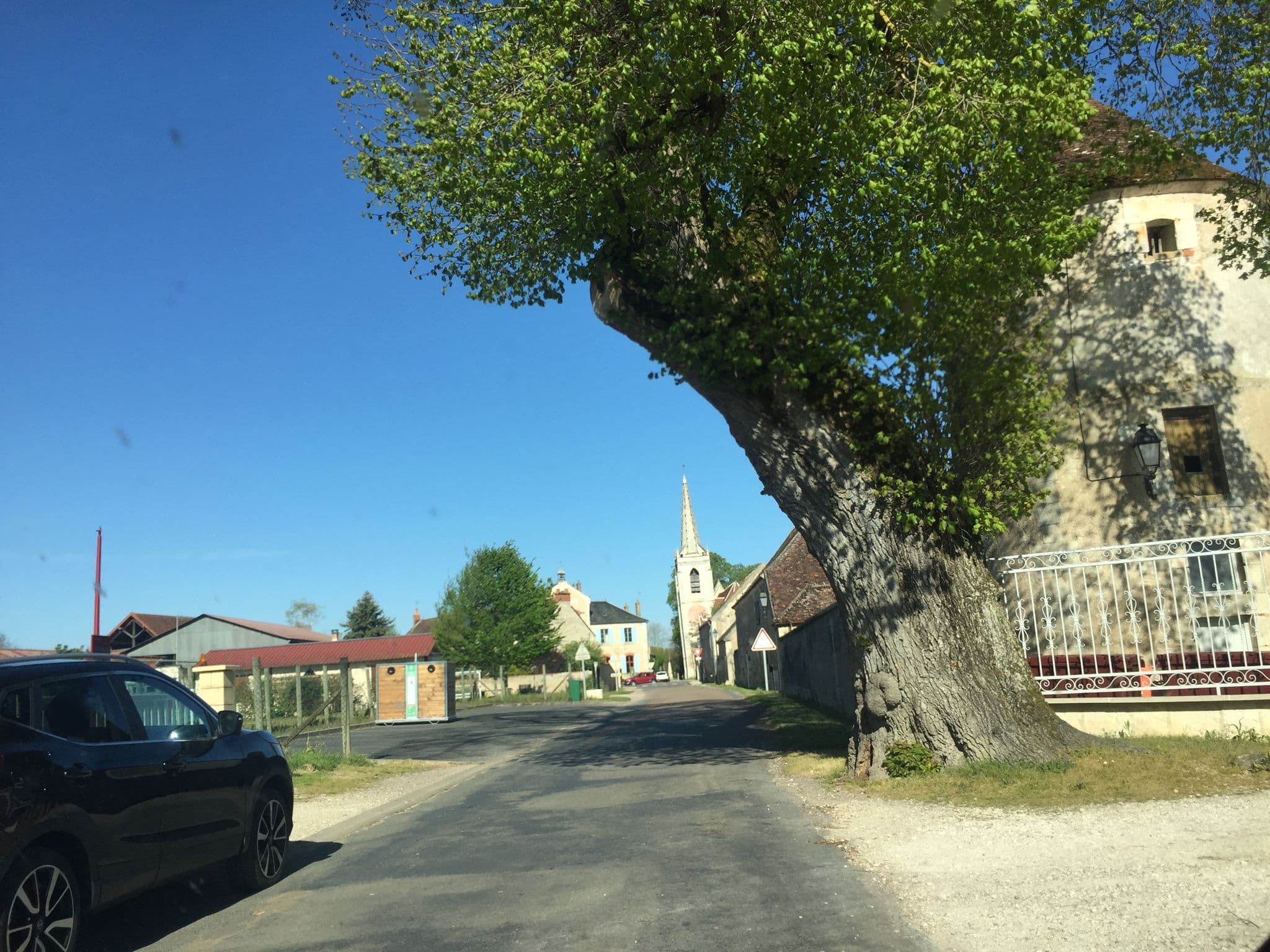 Street view near Domaine de Surgy, Clamecy — © thepriben (CC BY-SA · Mapillary)