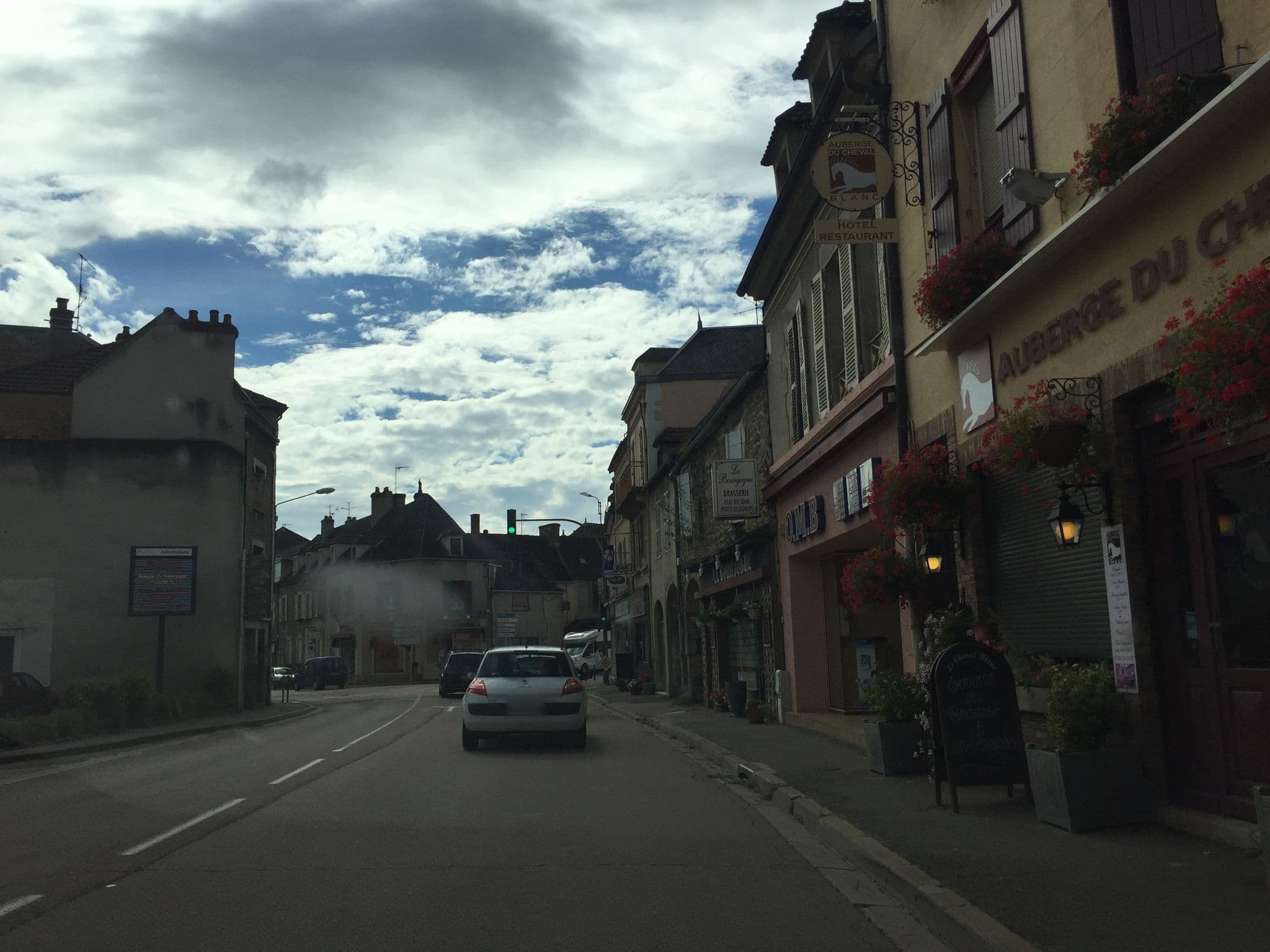 Street view near Hôtel du Cheval Blanc, Avallon — © thepriben (CC BY-SA · Mapillary)
