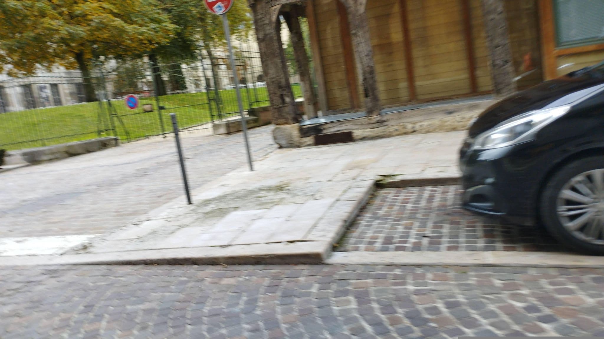 Street view near Le Chat de la Cathédrale, Troyes — © kritic (CC BY-SA · Mapillary)