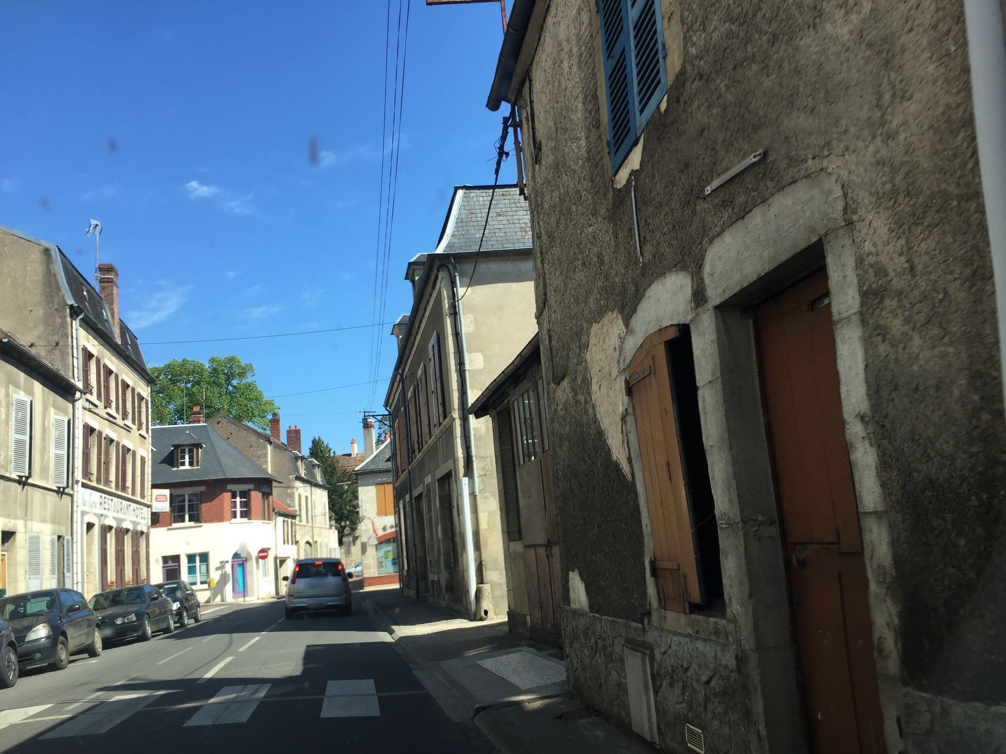 Street view near Hôtel Restaurant la Lyre Clamecycoise, Clamecy — © thepriben (CC BY-SA · Mapillary)