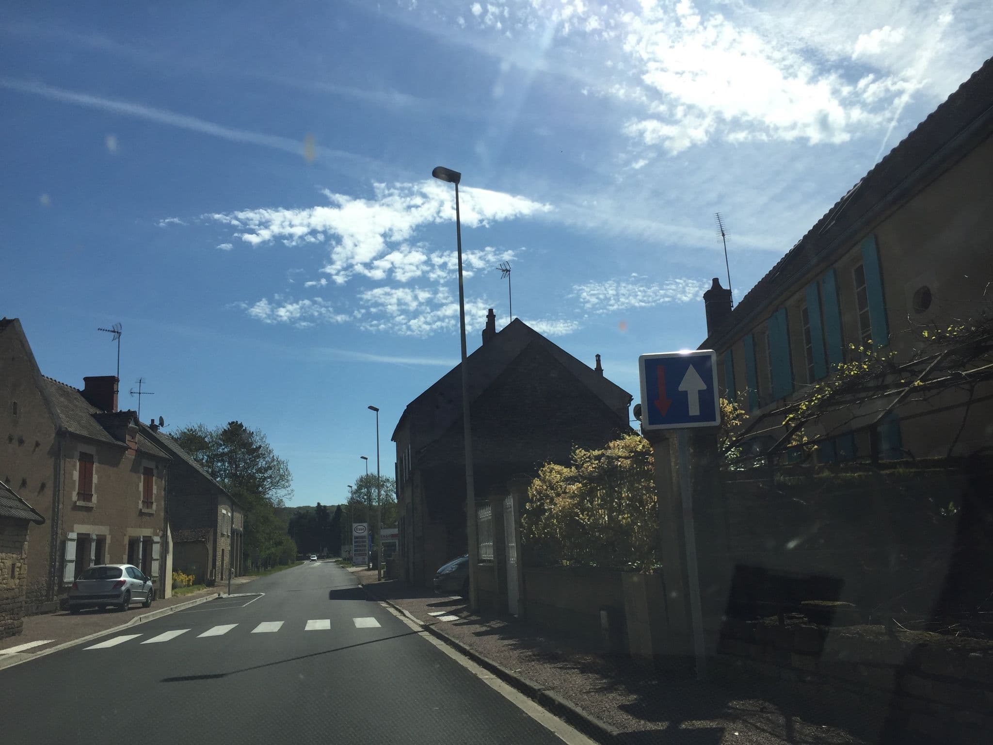Street view near Les Volets Bleus, Clamecy — © thepriben (CC BY-SA · Mapillary)