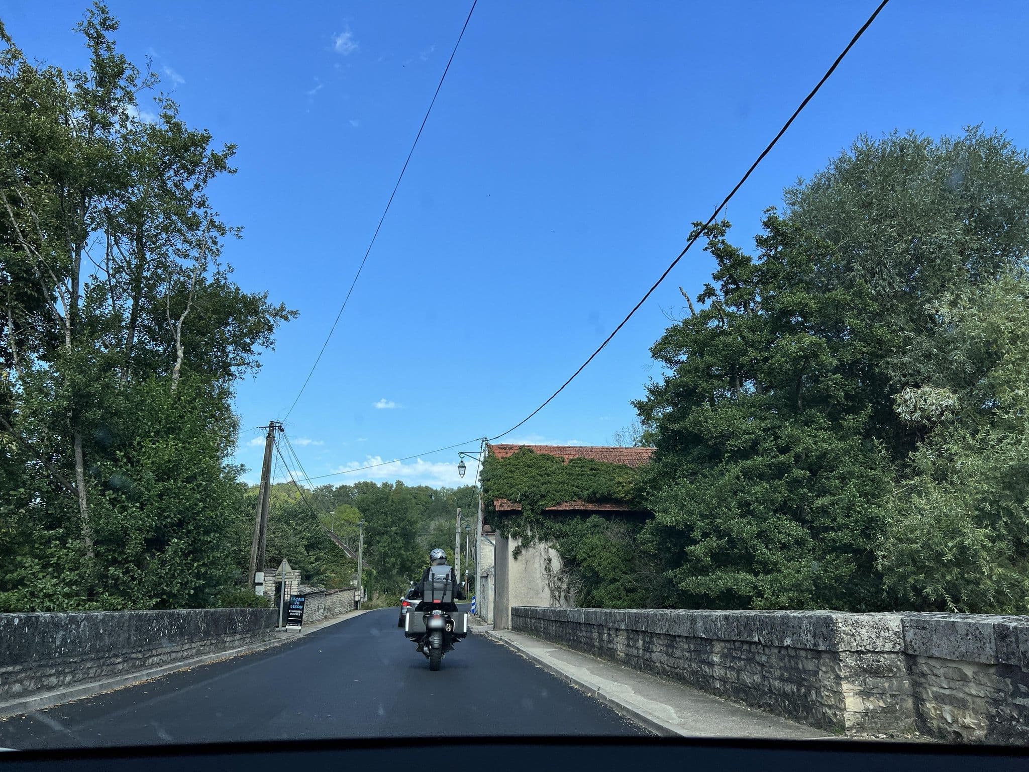 Street view near L'Auberge du Moulin, Chablis — © ottor (CC BY-SA · Mapillary)