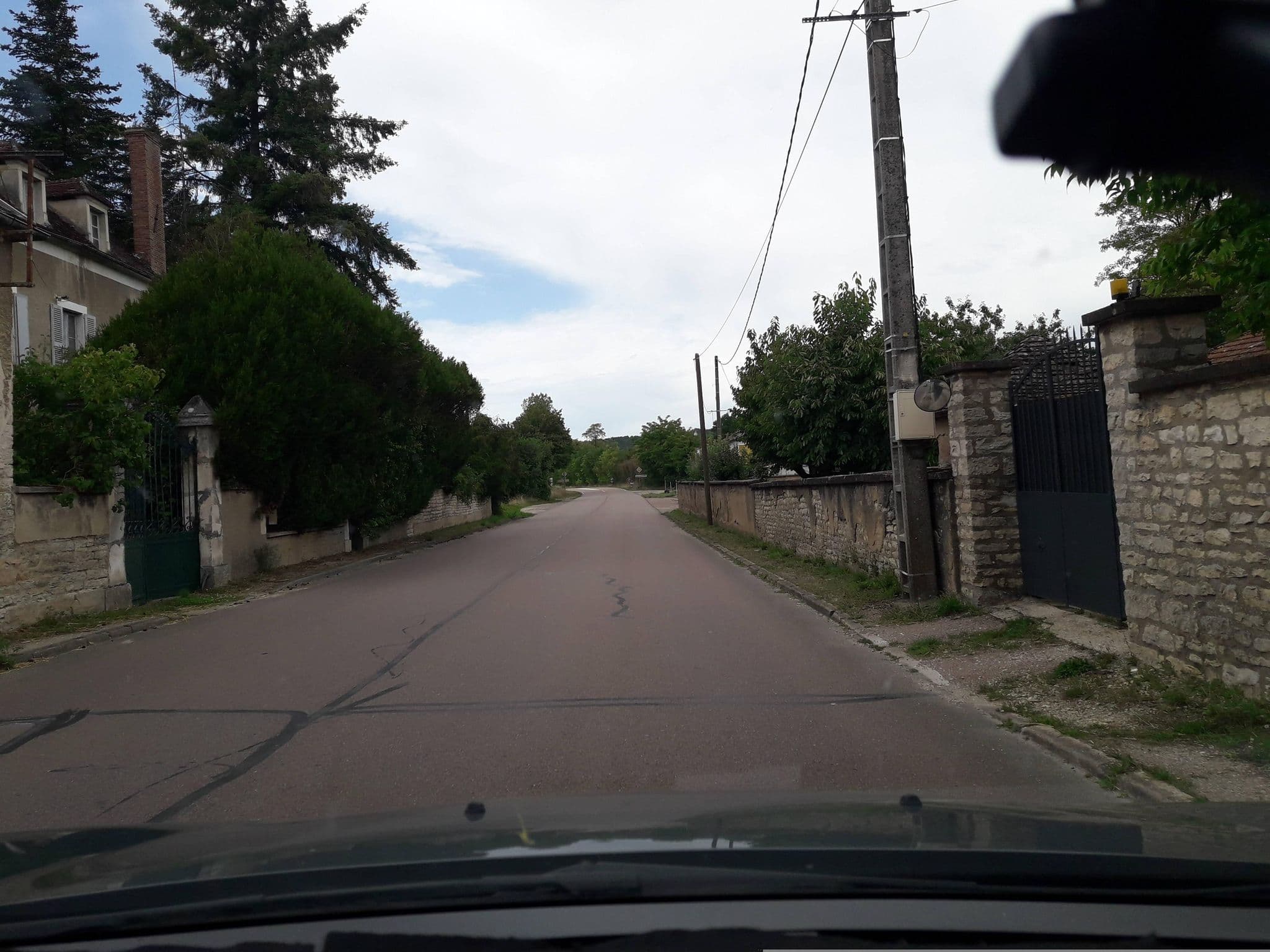 Street view near Logis Hôtel des Grottes, Vermenton — © eric_s (CC BY-SA · Mapillary)