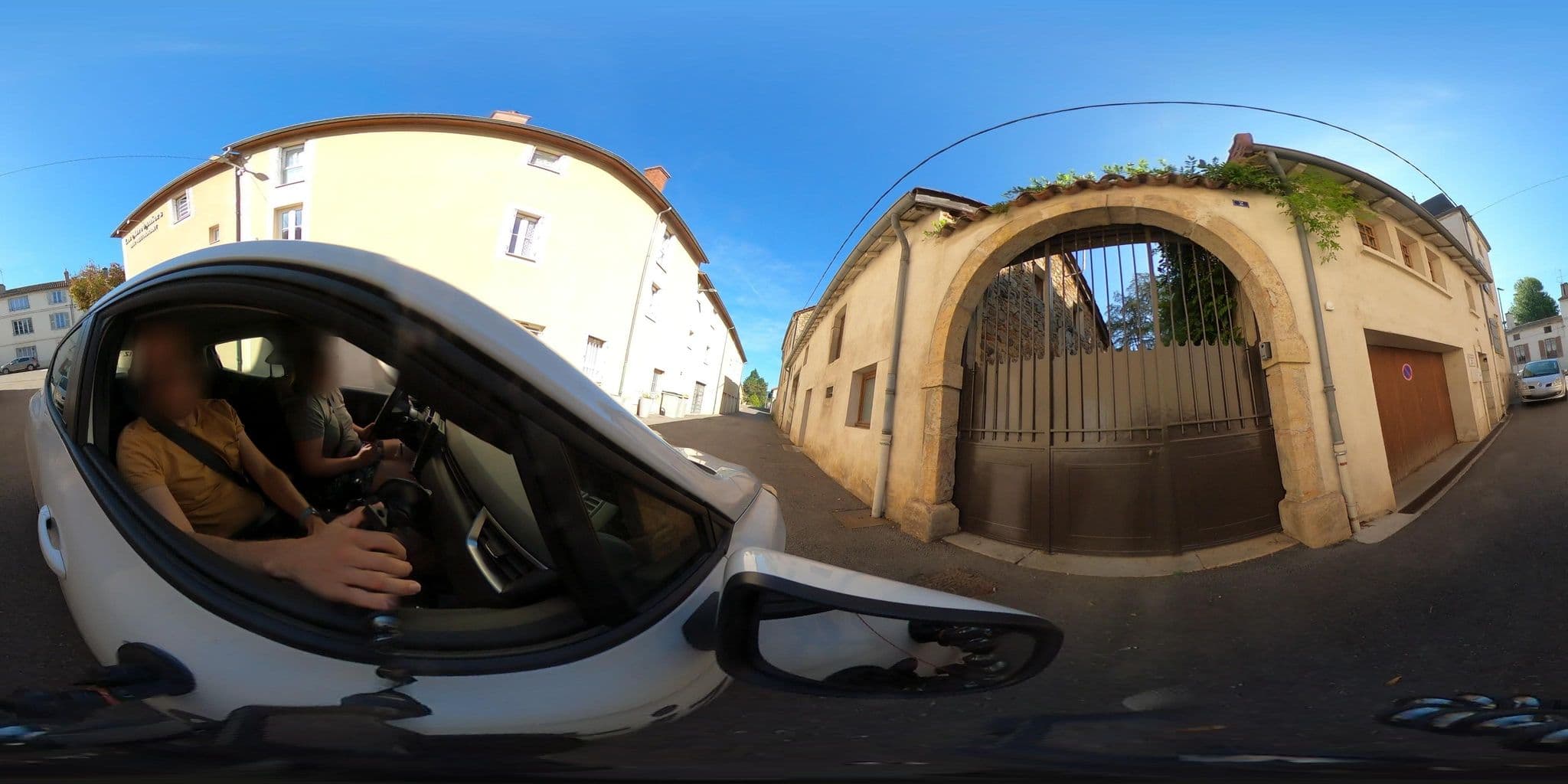 Street view near La Maison Des Gardes, Cluny — © arteragence (CC BY-SA · Mapillary)