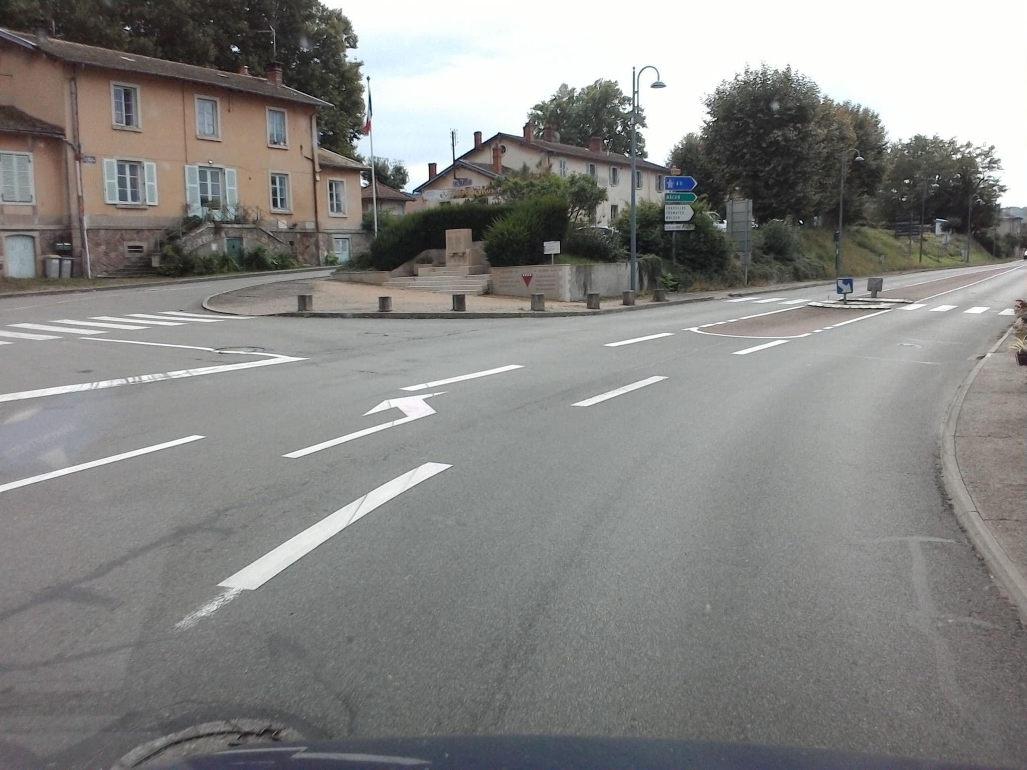 Street view near Hostellerie d'Héloïse, Cluny — © mprins (CC BY-SA · Mapillary)