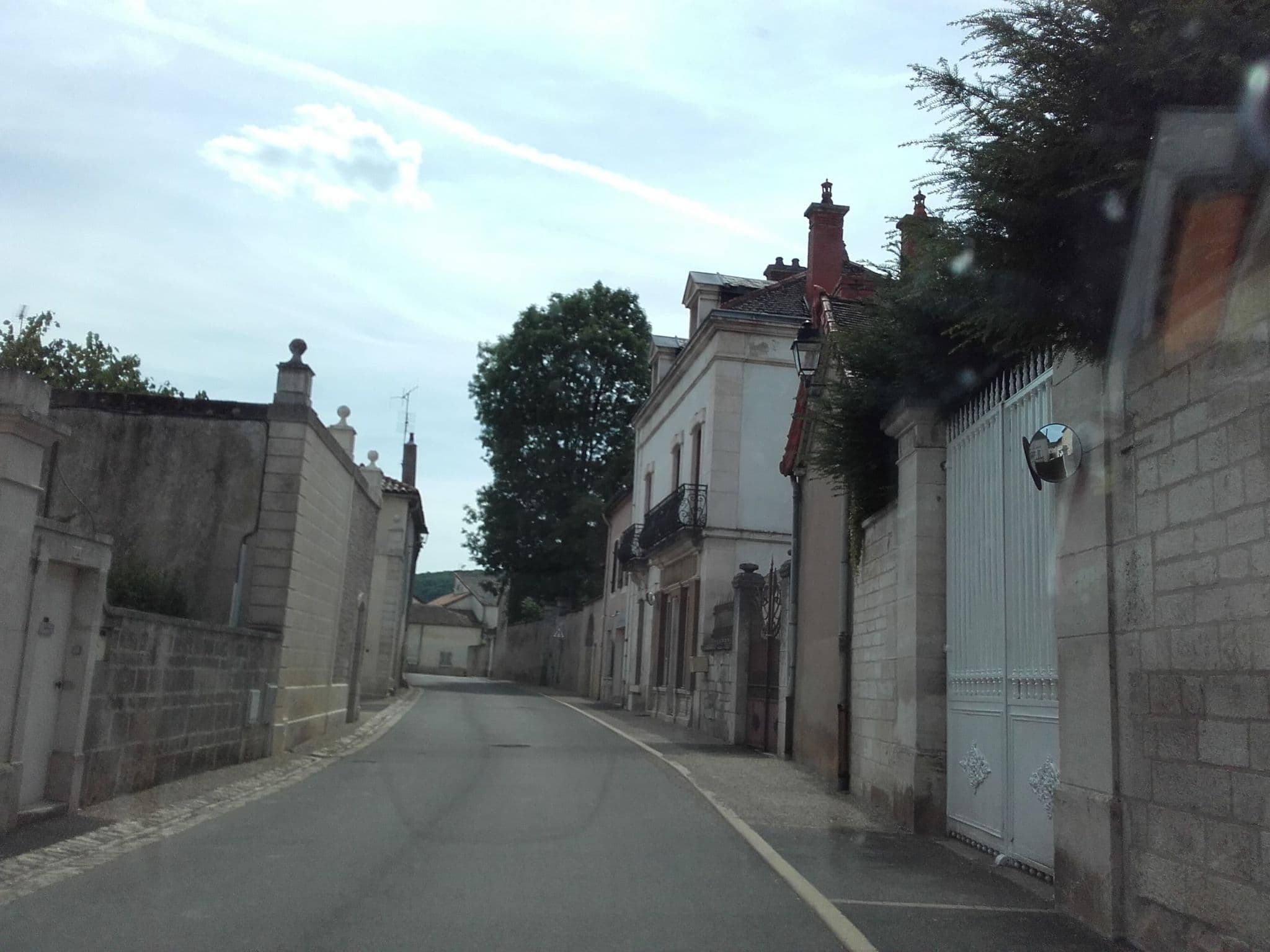 Street view near Clos Belloy, Rully — © alexcorioze (CC BY-SA · Mapillary)