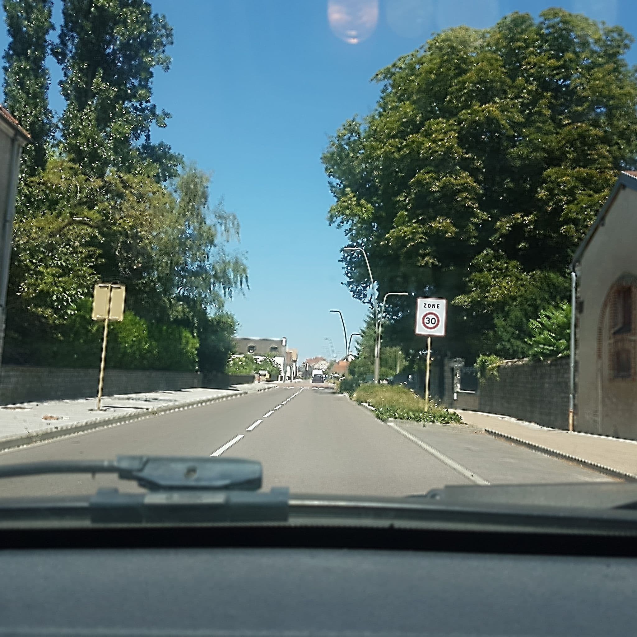 Street view near Château De La Villeneuve, Épervans — © globeur (CC BY-SA · Mapillary)
