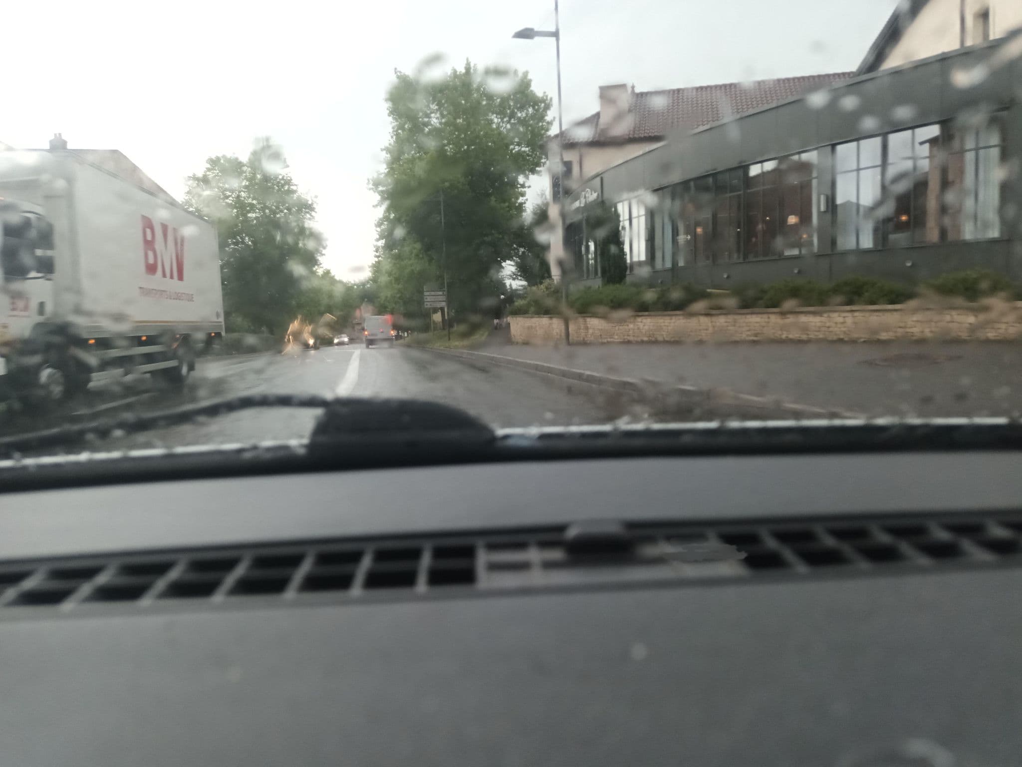 Street view near Hotel Rempart, Tournus — © xingewen (CC BY-SA · Mapillary)