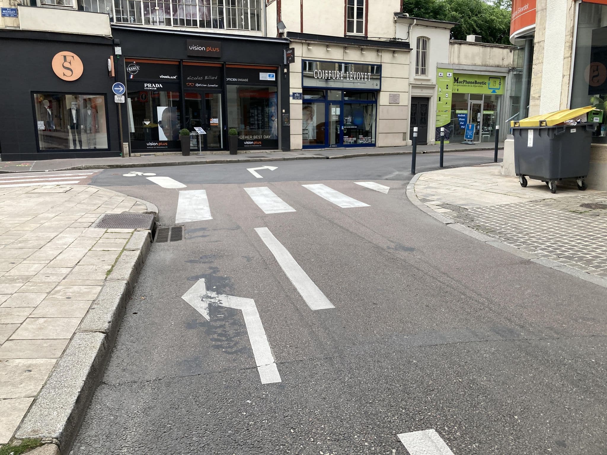 Street view near Selectour - Voyages Girardot, Dijon — © beat (CC BY-SA · Mapillary)