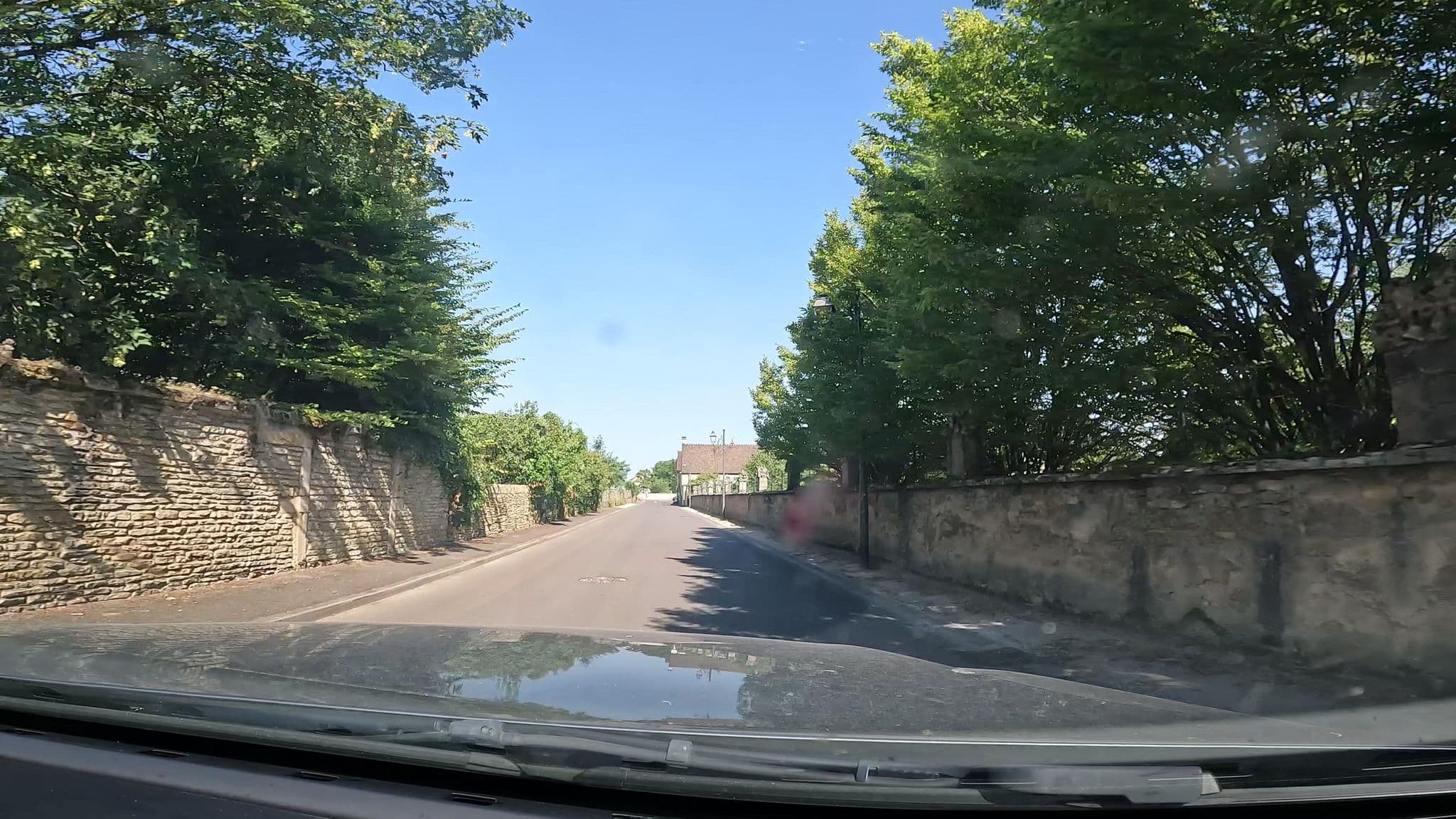 Street view near Maison d'Hôtes Chandon de Briailles, Savigny-lès-Beaune — © vinisa (CC BY-SA · Mapillary)