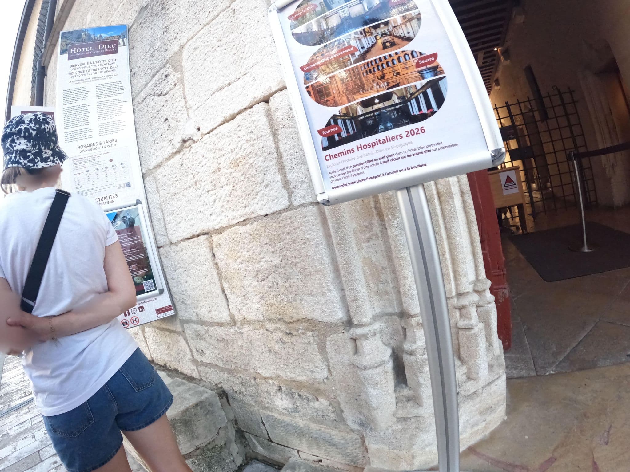 Street view near Le Pavean, Beaune — © vinisa (CC BY-SA · Mapillary)