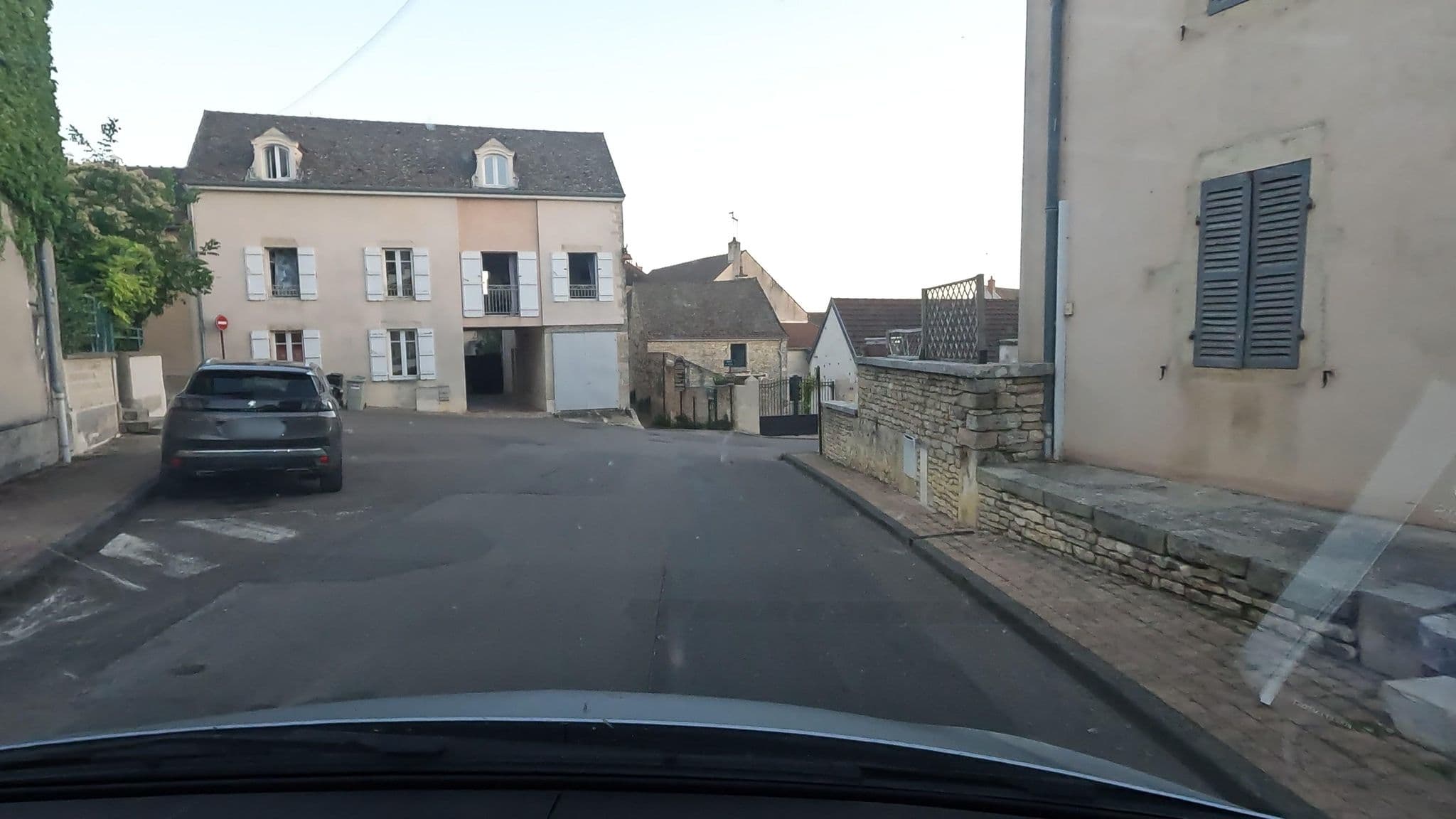 Street view near Clos Saint Jacques, Meursault — © vinisa (CC BY-SA · Mapillary)