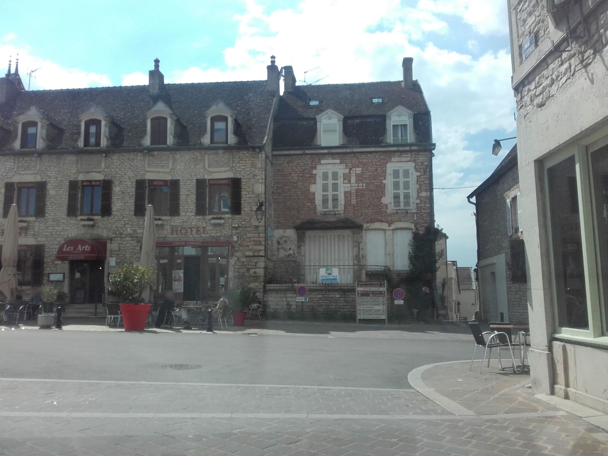Street view near Hotel des Arts, Meursault — © alexcorioze (CC BY-SA · Mapillary)
