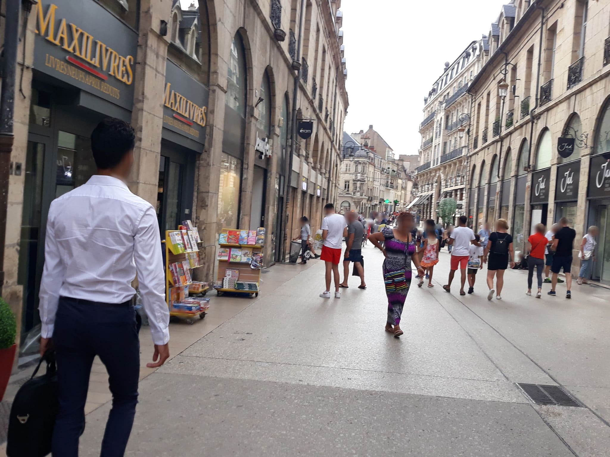 Street view near Appartement l'IntempOrelle, Dijon — © kobold (CC BY-SA · Mapillary)
