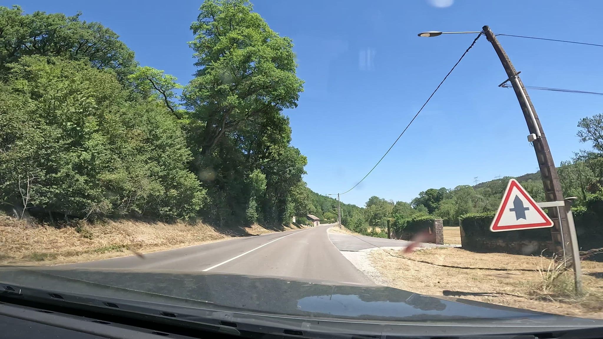 Street view near Gîte Moulin de la Serrée, Nuits-Saint-Georges — © vinisa (CC BY-SA · Mapillary)
