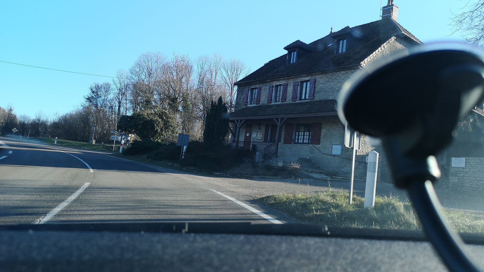 Street view near Hostellerie Des Monts De Vaux, Poligny — © globeur (CC BY-SA · Mapillary)