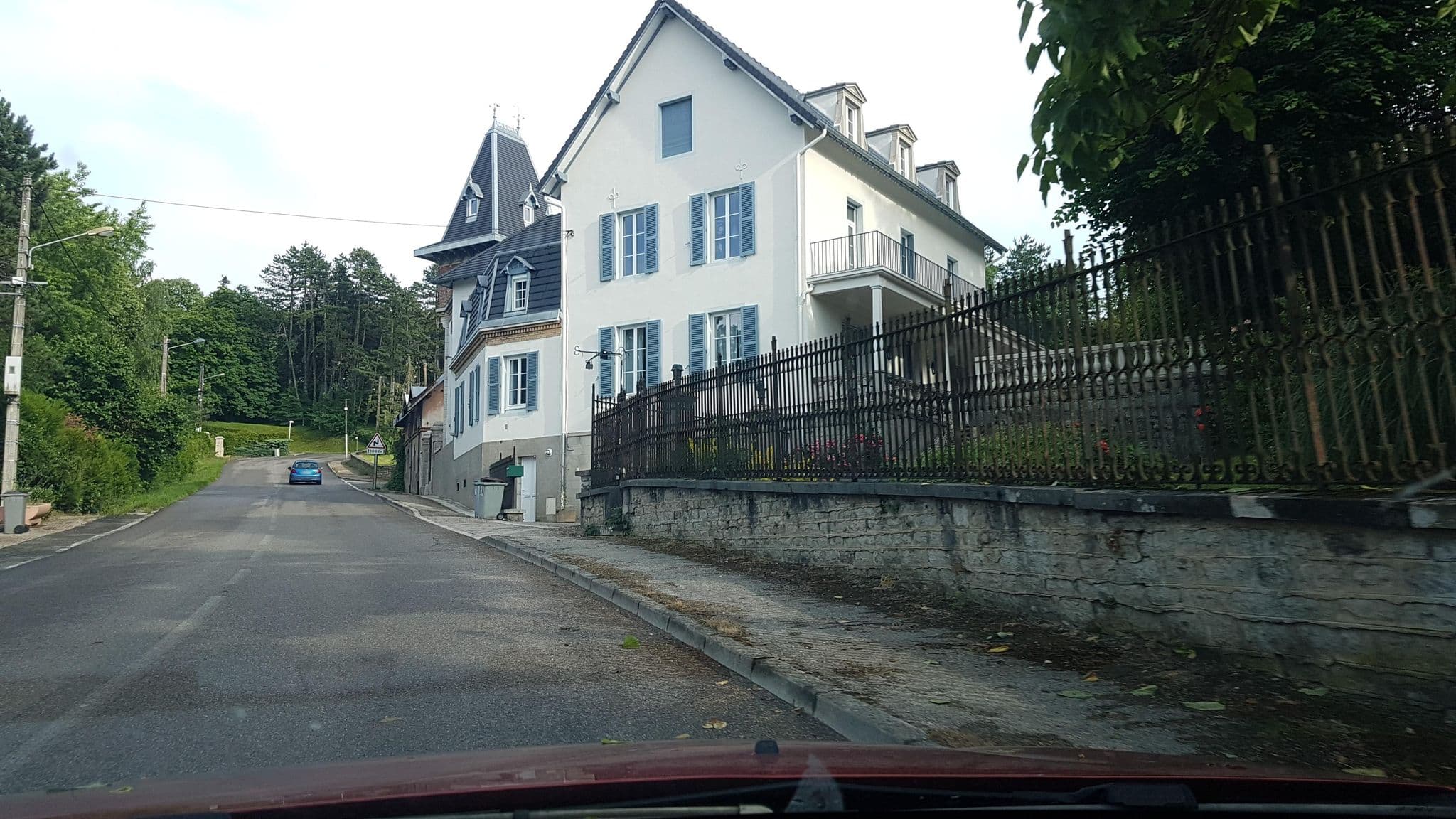 Street view near Cedre Bleu, Lons-le-Saunier — © pyrog (CC BY-SA · Mapillary)