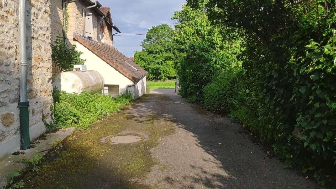 Street view near Chambres d'hôtes le Relais de la Perle, Lons-le-Saunier — © LOGIROAD (CC BY-SA · Mapillary)