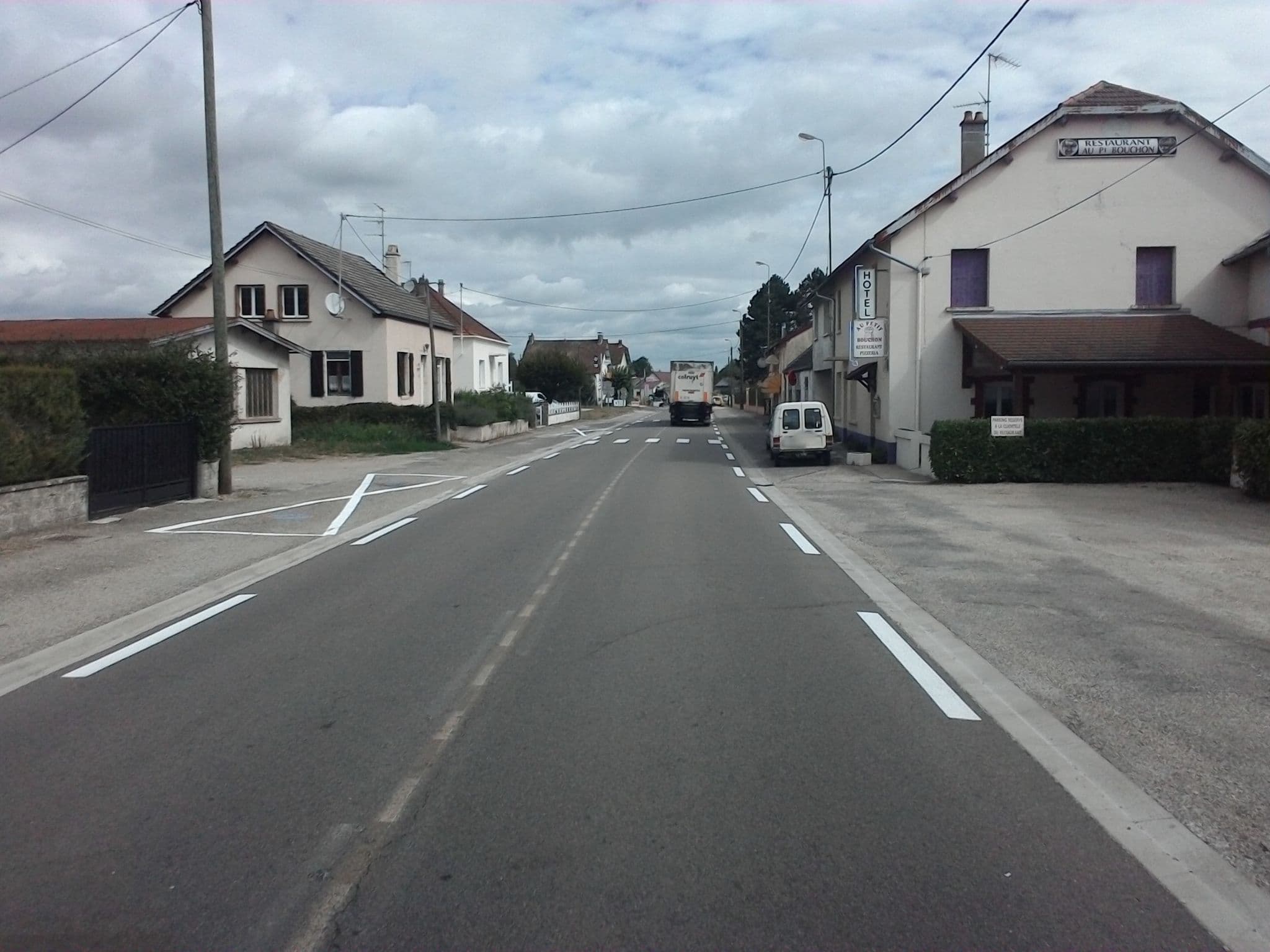 Street view near Au Petit Bouchon, Chaussin — © mprins (CC BY-SA · Mapillary)