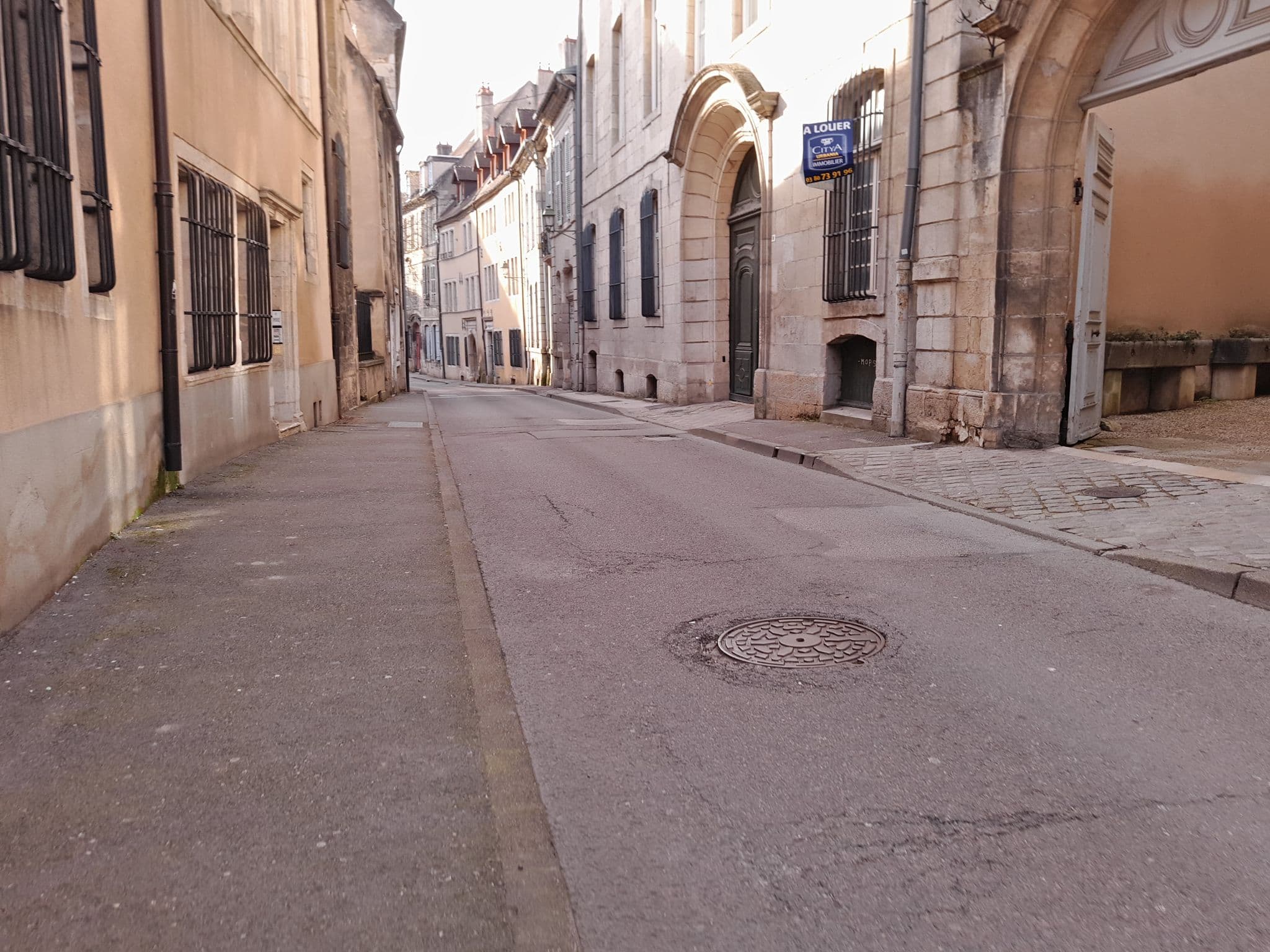 Street view near Foyer Accueil Dolois, Dole — © pobsteta (CC BY-SA · Mapillary)