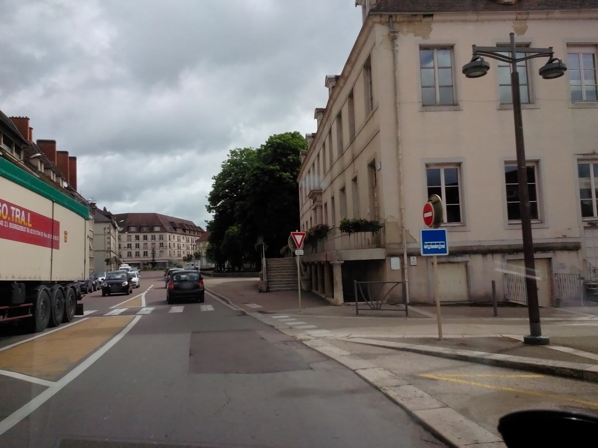 Street view near Hôtel du Centre, Châtillon-sur-Seine — © derfred (CC BY-SA · Mapillary)