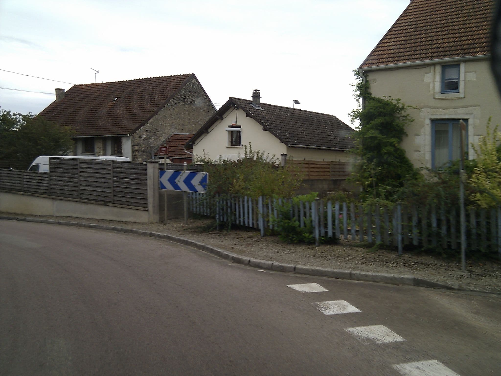 Street view near Au Bonheur de Ce Monde, Châteauvillain — © mprins (CC BY-SA · Mapillary)