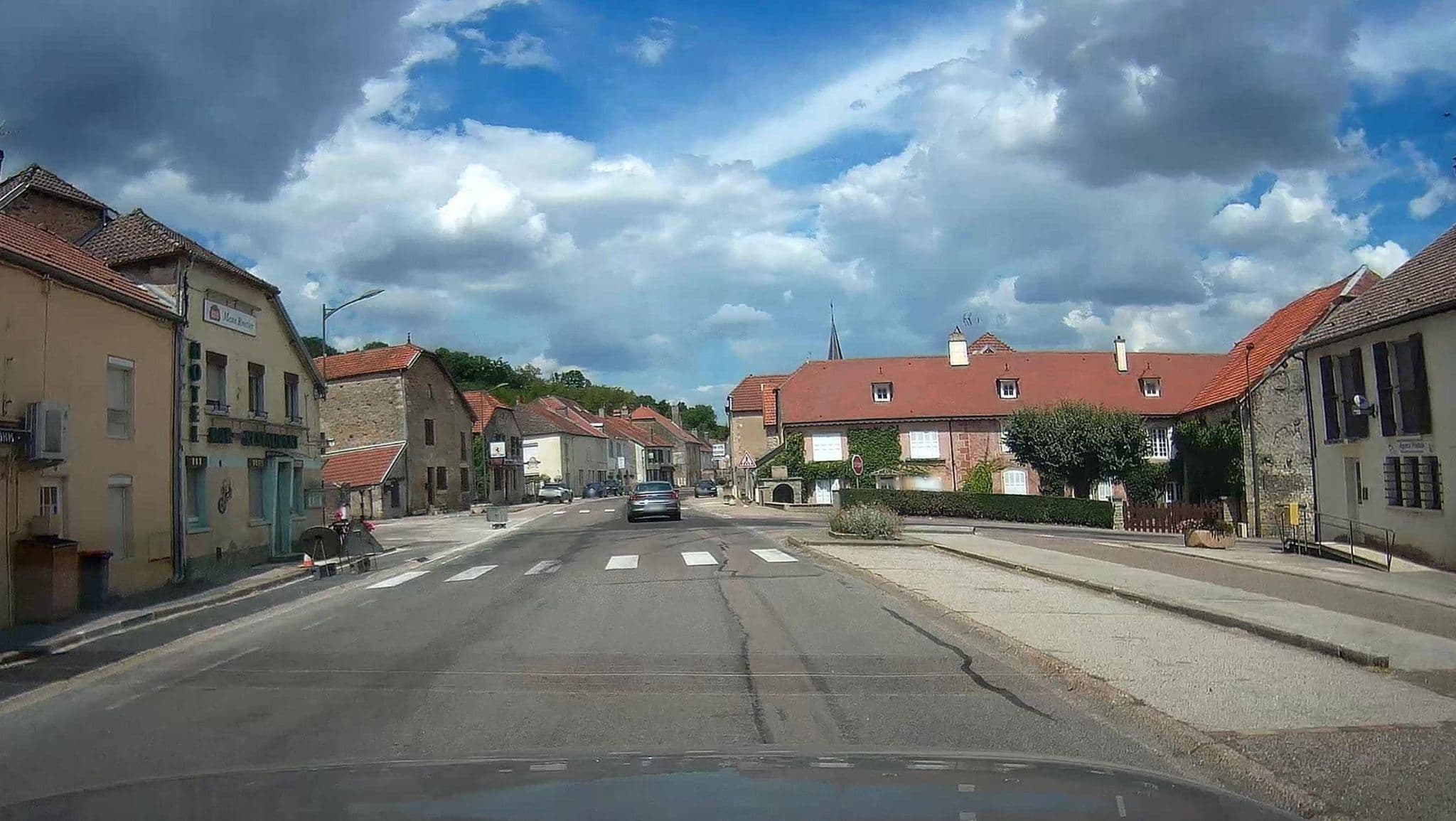 Street view near Hôtel l'Espérance, Chalindrey — © micmin1972 (CC BY-SA · Mapillary)