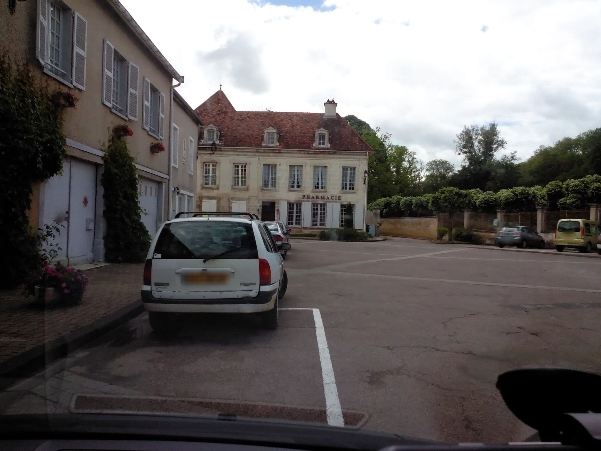 Street view near Chateau arc - en - barrois, Châteauvillain — © derfred (CC BY-SA · Mapillary)
