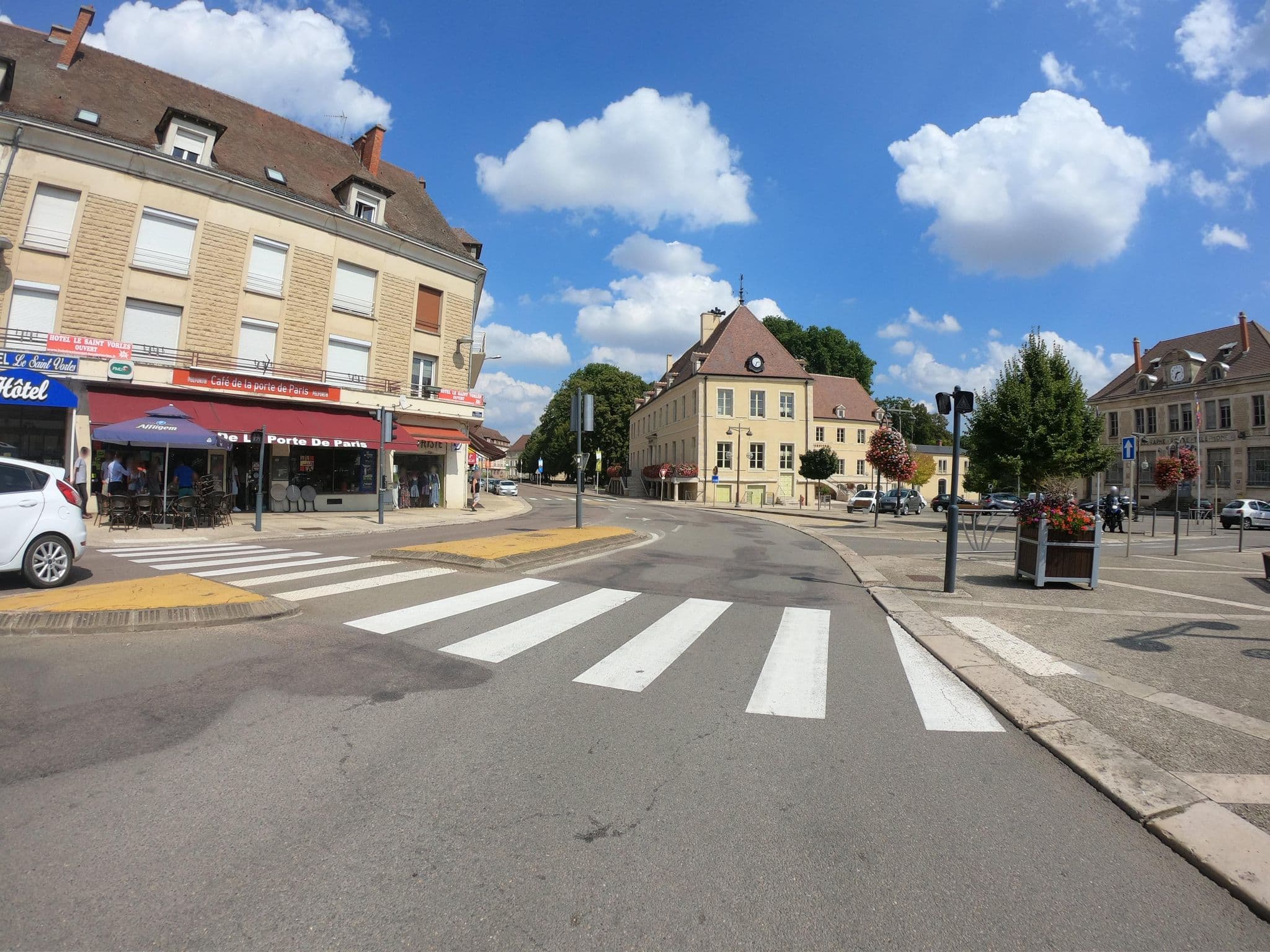 Street view near Hotel Le Saint Vorles, Châtillon-sur-Seine — © joostjakob (CC BY-SA · Mapillary)