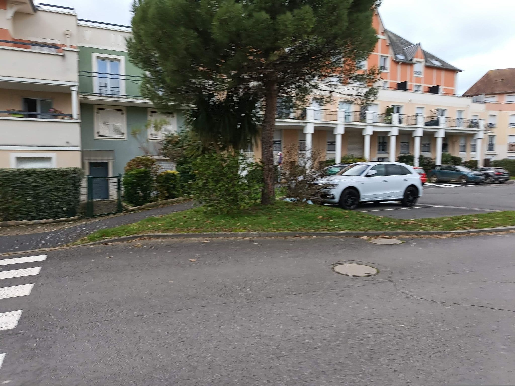 Street view near les Marines 1 9217, Cabourg — © spiegelsan (CC BY-SA · Mapillary)