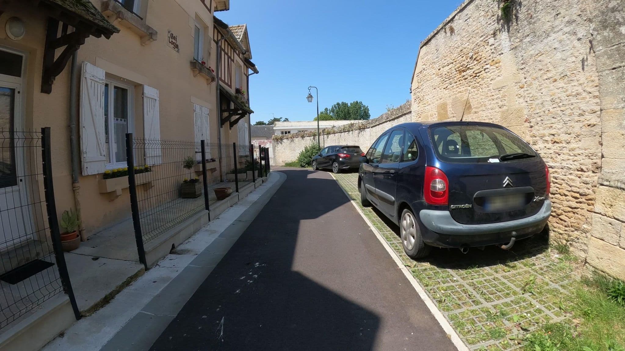 Street view near UNCMT - La Closerie de Djinns, Bernières-sur-Mer — © Nzau (CC BY-SA · Mapillary)