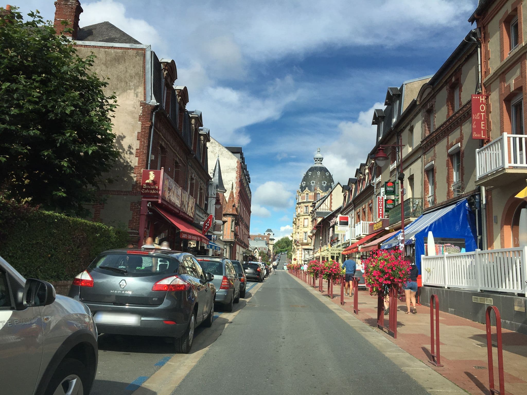 Street view near Villa les Bains, Houlgate — © cquest (CC BY-SA · Mapillary)