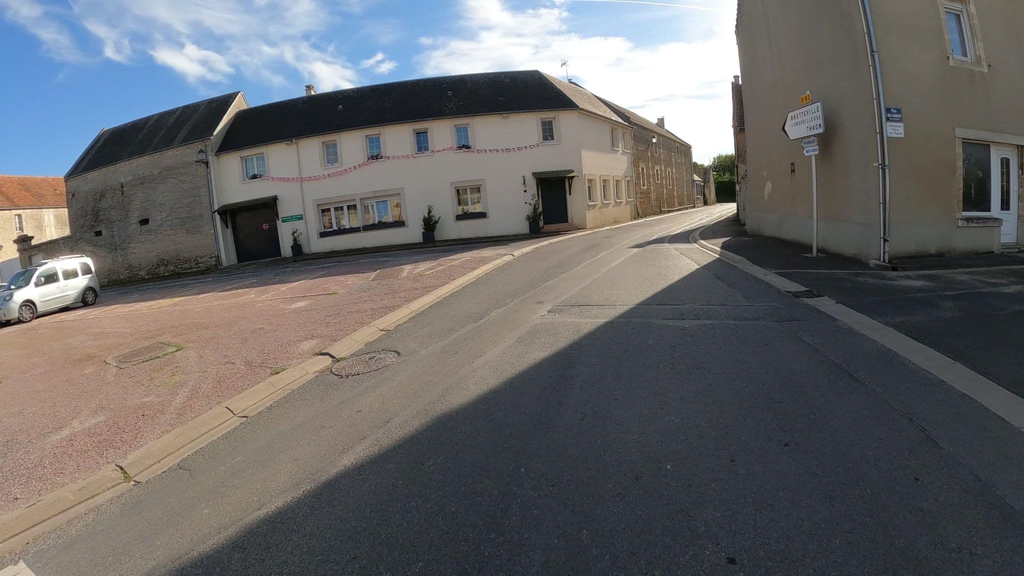 Street view near Le Clos de la Barre, Thaon — © Nzau (CC BY-SA · Mapillary)