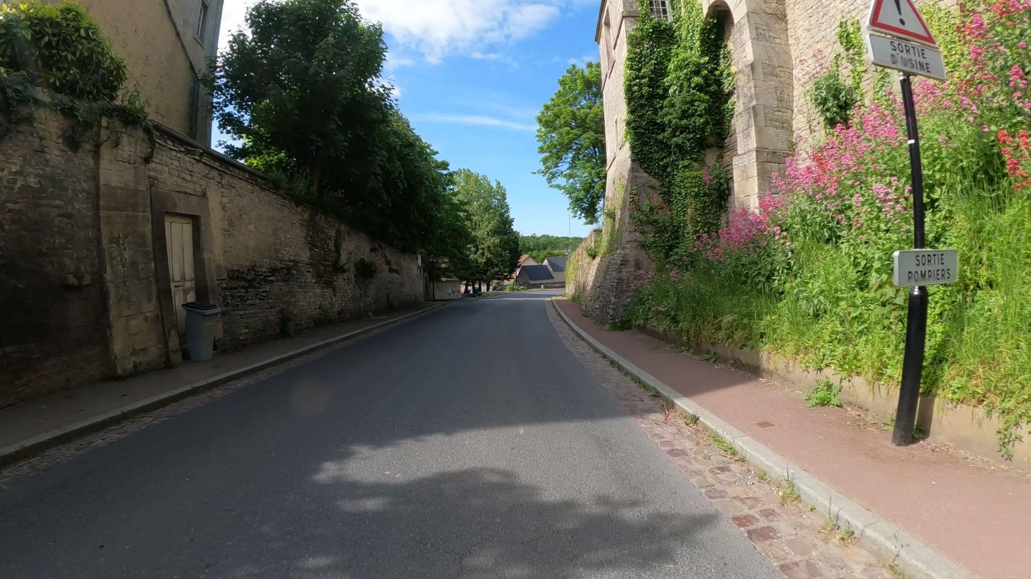 Street view near La Villa de Creully, Creully — © Nzau (CC BY-SA · Mapillary)