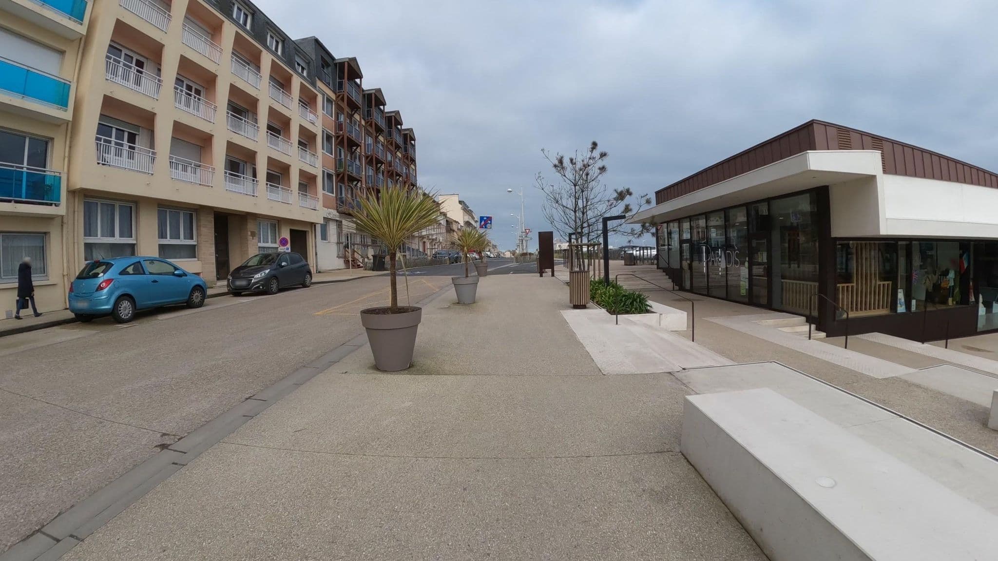 Street view near Hôtel des Thermes, Luc-sur-Mer — © Nzau (CC BY-SA · Mapillary)