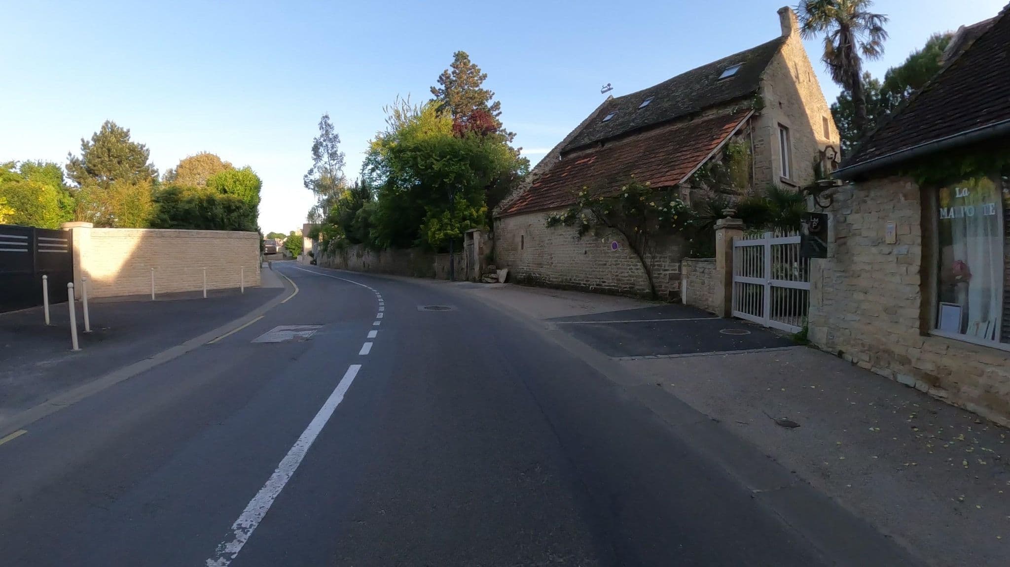 Street view near Chambres d'hôtes la Malposte, Courseulles-sur-Mer — © Nzau (CC BY-SA · Mapillary)