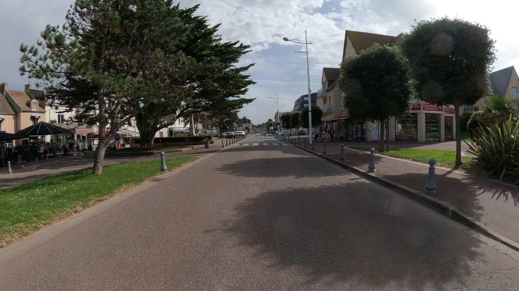 Street view near Hôtel la Pecherie, Courseulles-sur-Mer — © Nzau (CC BY-SA · Mapillary)
